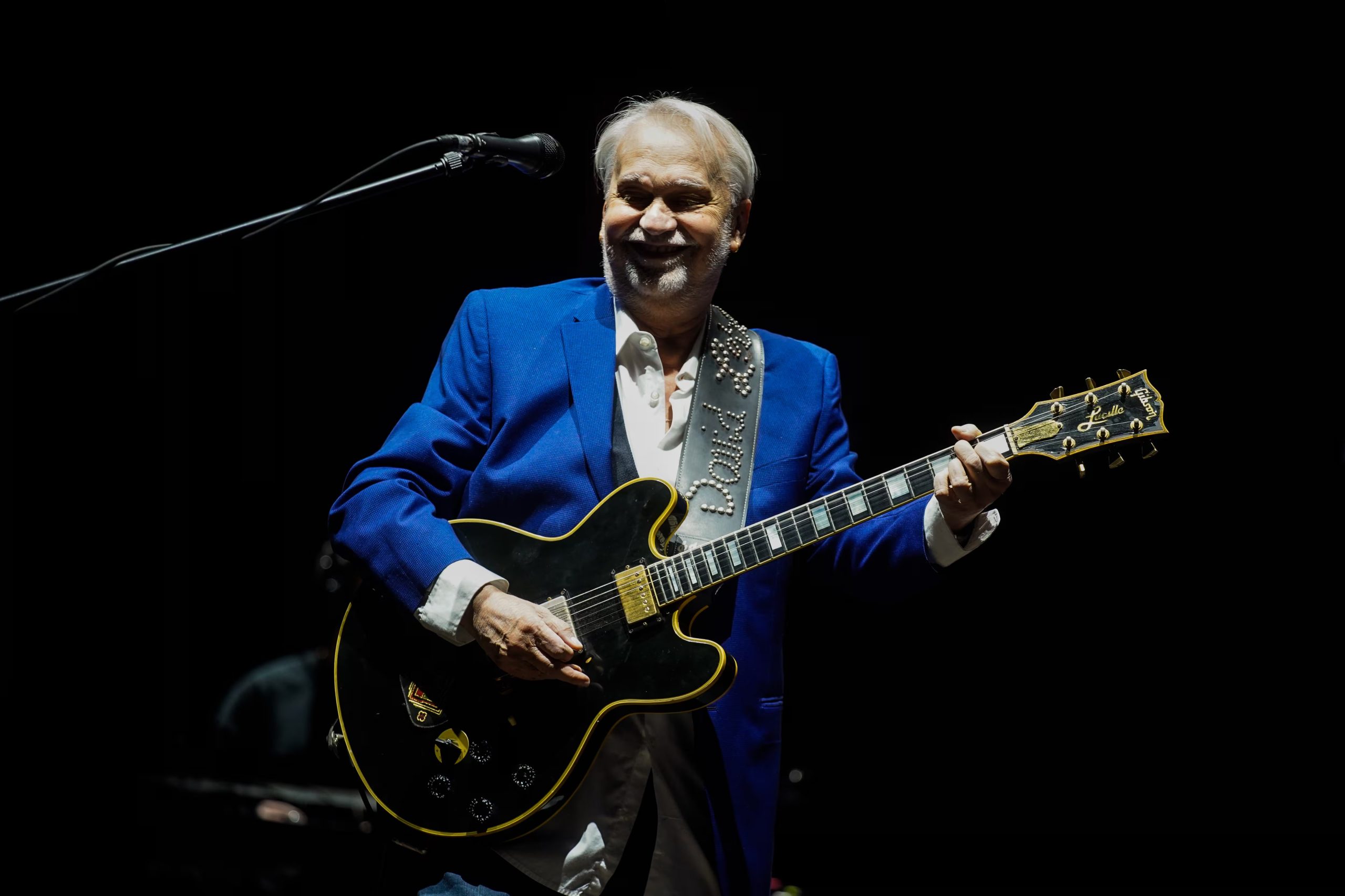 El carisma de David Leb&oacute;n y su ic&oacute;nica guitarra, marca registrada de Ser&uacute; Gir&aacute;n desde 1978