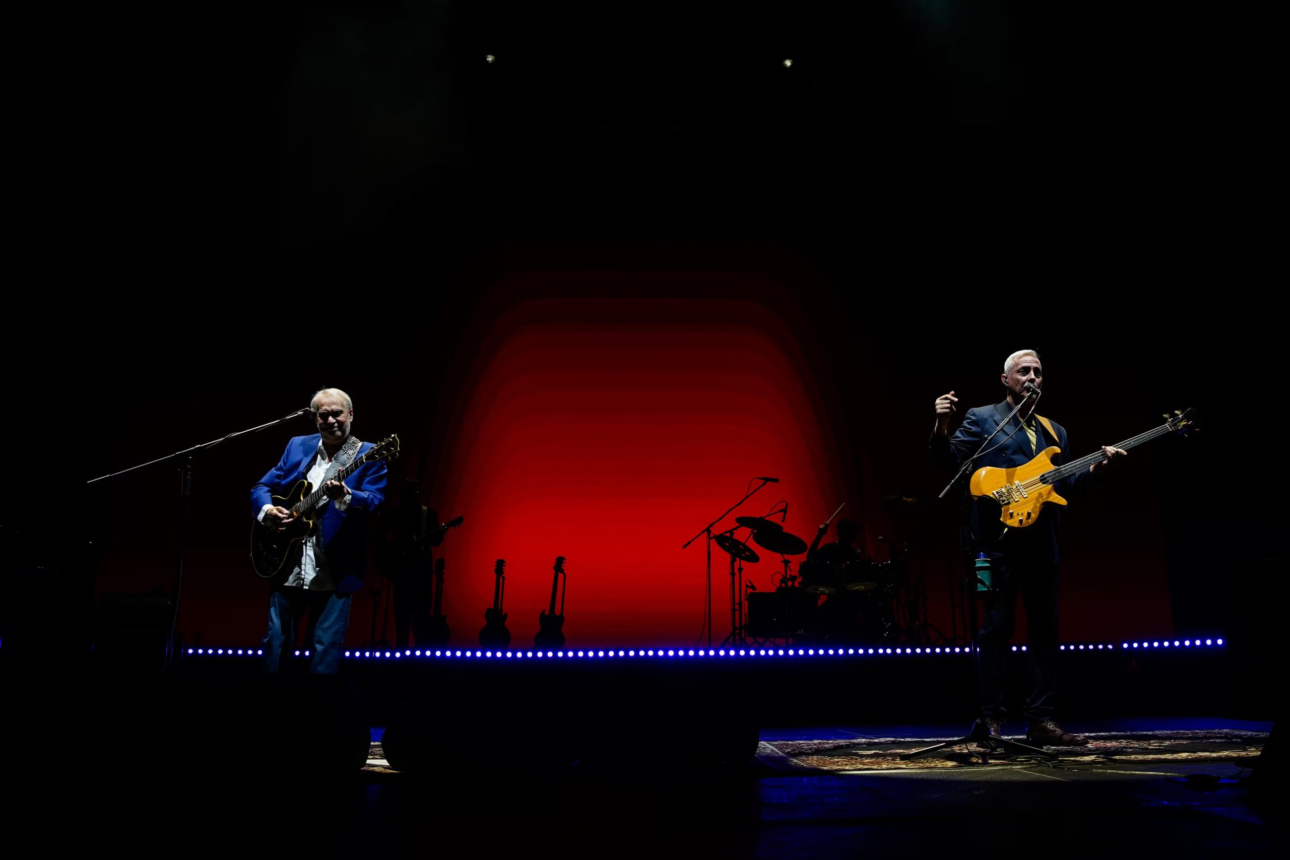 Leb&oacute;n y Aznar en escena, con Charly Garc&iacute;a y el esp&iacute;ritu de Oscar Moro sobrevolando el Movistar Arena (Cr&eacute;dito: RS FOTOS)