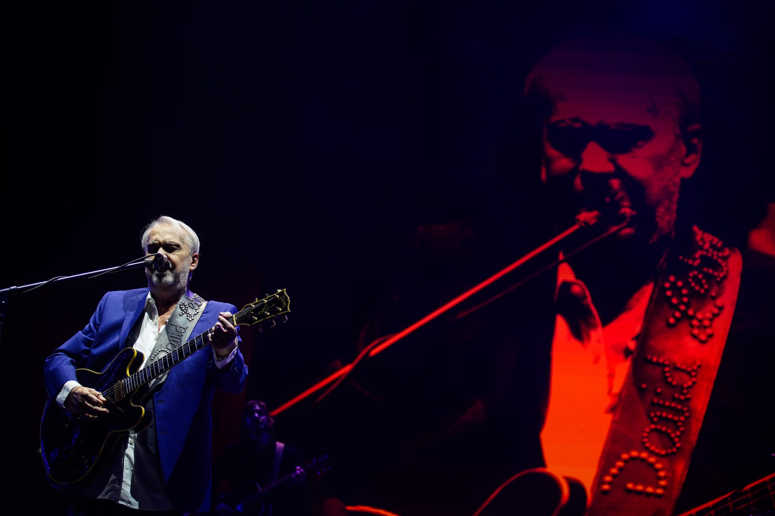 David Leb&oacute;n hizo rugir a su Gibson y se emocion&oacute; en varios pasajes del concierto