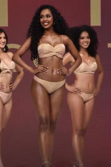 La imponente pasarela de Mariale Acosta en la gala final; su carisma y dominio del escenario la mantuvieron siempre como la gran favorita (Cortesía Miss Universe Costa Rica).