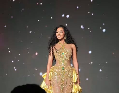 Con un espectacular vestido dorado, la nueva soberana costarricense desfiló al ritmo de la música de la cantante chilena Emilia Dides (Cortesía Mariale Acosta).