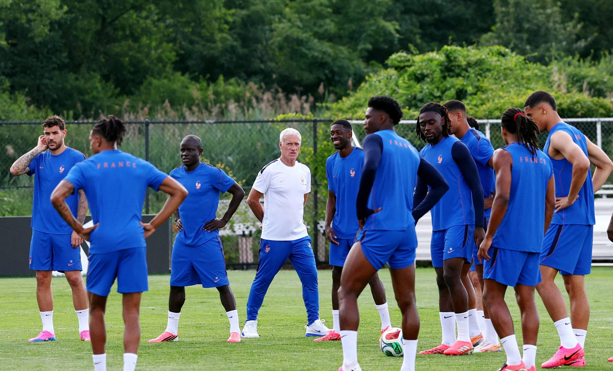 El seleccionador francés reconoció que Suecia llega a los octavos de final sin nada que perder, y pidió afrontar el duelo con humildad y la misma concentración que en los partidos anteriores (Reuters/Vincent Carchietta)