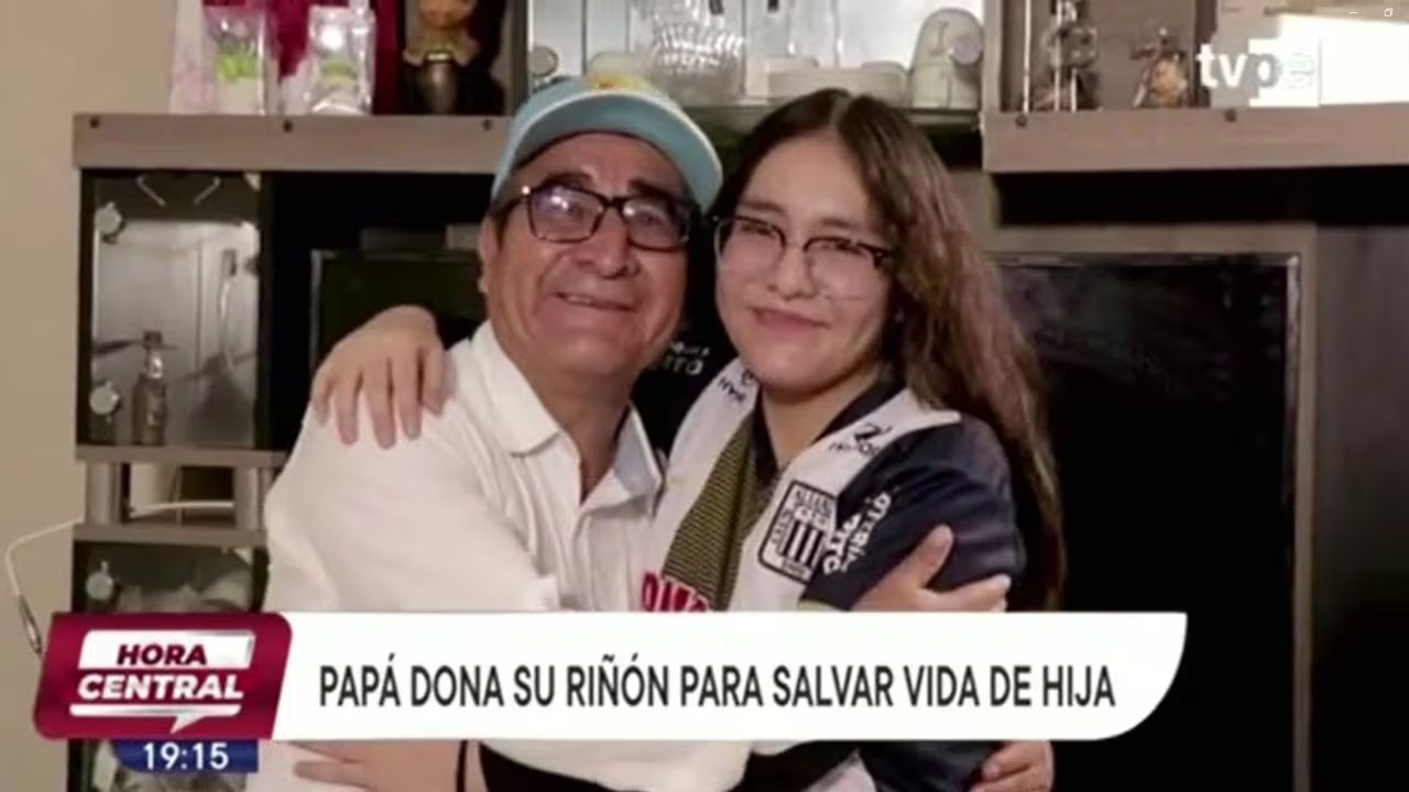 La imagen muestra a un padre abrazando a su hija, quien recibió uno de sus riñones demostrando que el amor de un padre a su hija no tiene límites.