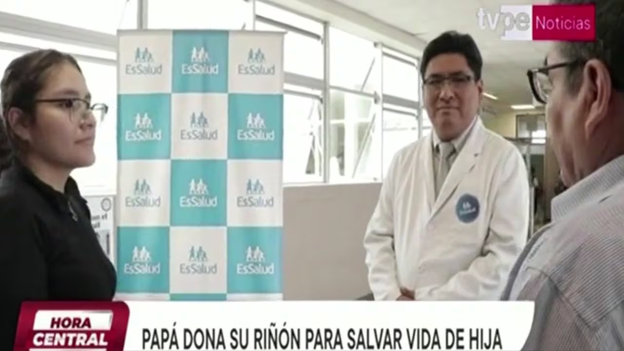 Una joven con gafas, un médico y un hombre son captados en una institución médica de EsSalud, en una situación relacionada con la donación de un riñón de un padre a su hija.