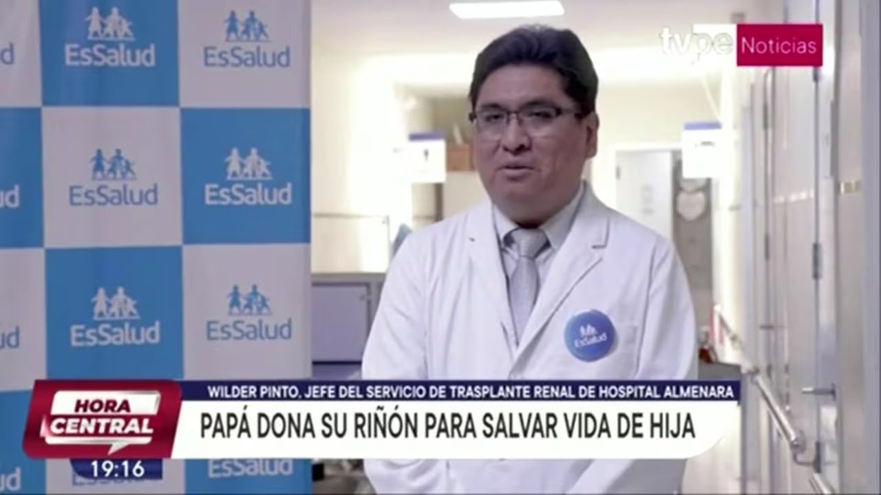 La imagen muestra a Wilder Pinto, jefe del Servicio de Trasplante Renal del Hospital Almenara, mientras informa sobre la donación de un riñón de un padre para salvar la vida de su hija.