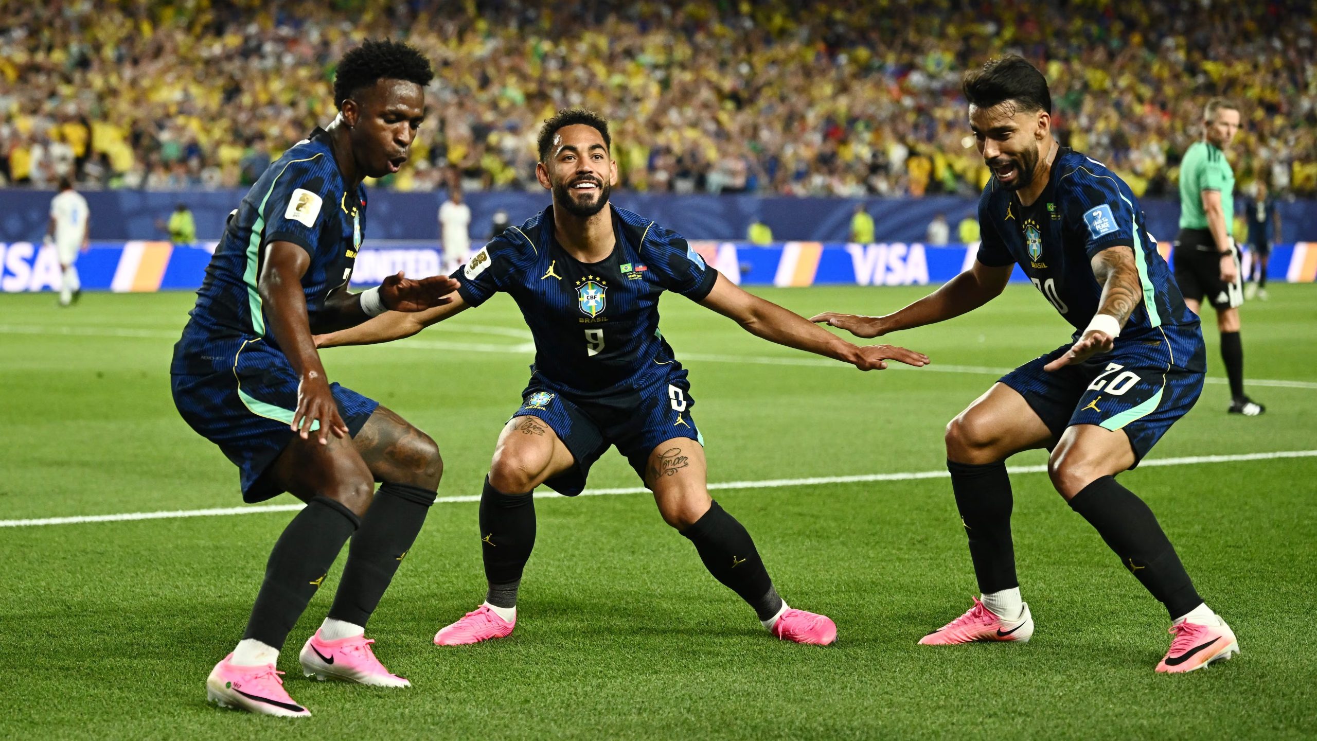 Vinícius Júnior (izq.), Mateus Cunha (centro) y Lucas Paquetá (der.) le pusieron el toque de alegría y baile a las celebraciones de los goles brasileño en el partido que terminó 3 a 0 - crédito REUTERS/Dylan Martinez