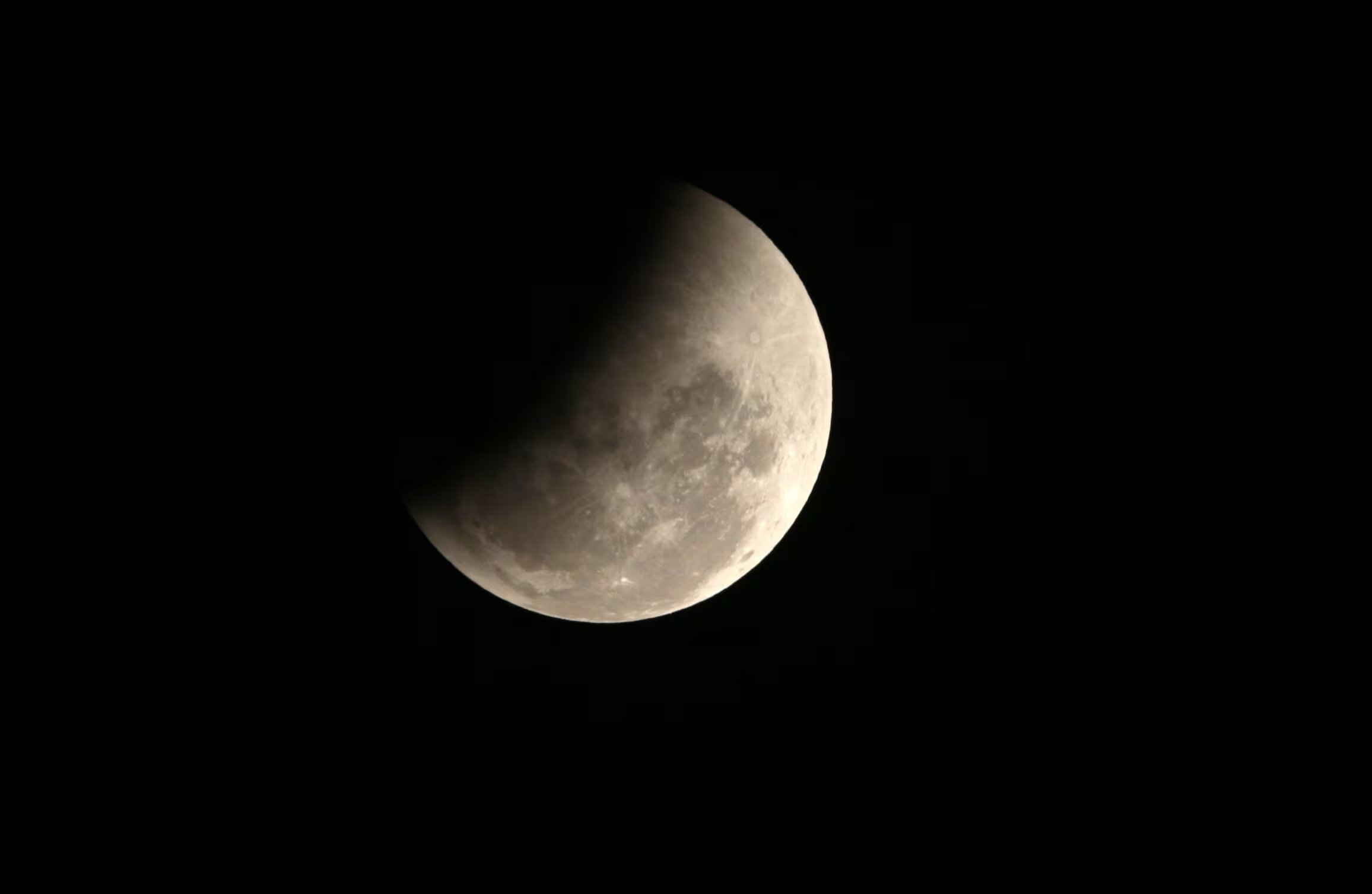 Parte de la superficie lunar se oscurecerá al pasar por la sombra de la Tierra. EFE/ Bagus Indahono