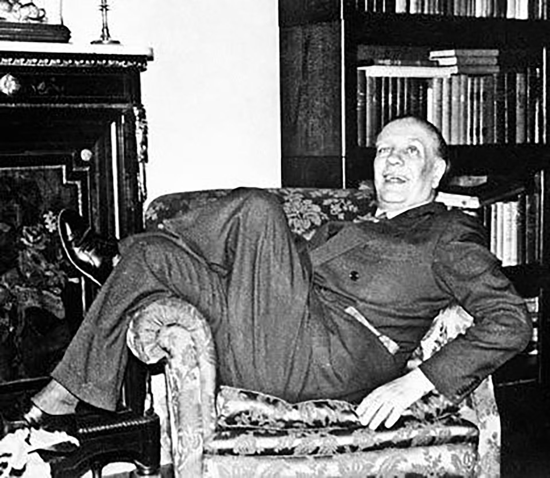 Detr&aacute;s del Borges profundo, filos&oacute;fico, intrincado, al costado mejor, pegadito, a la par, est&aacute; este otro Borges: un Borges mordaz, burl&oacute;n, r&aacute;pido, ir&oacute;nico: un Borges &aacute;cido