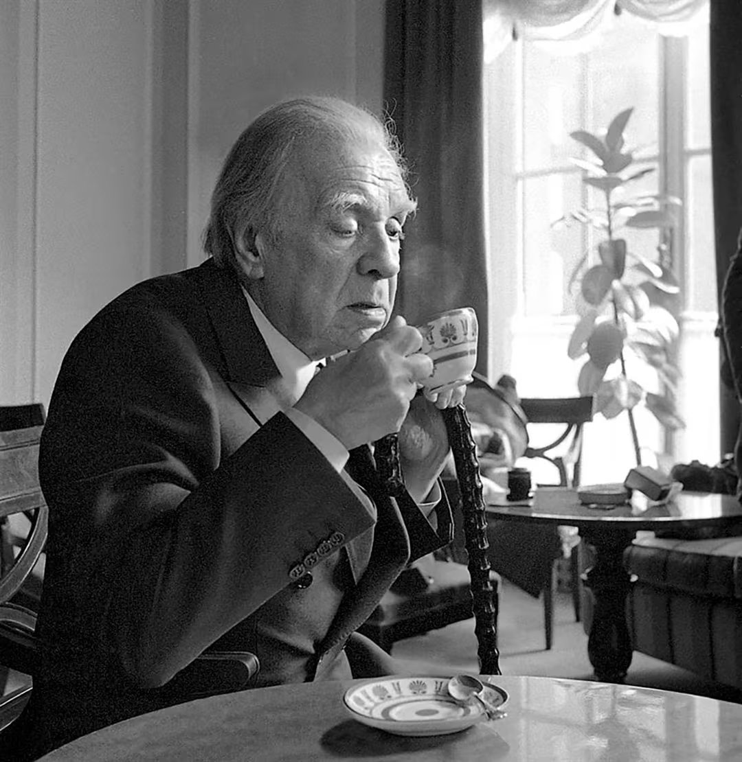Jorge Luis Borges tomando un t&eacute; en 1975