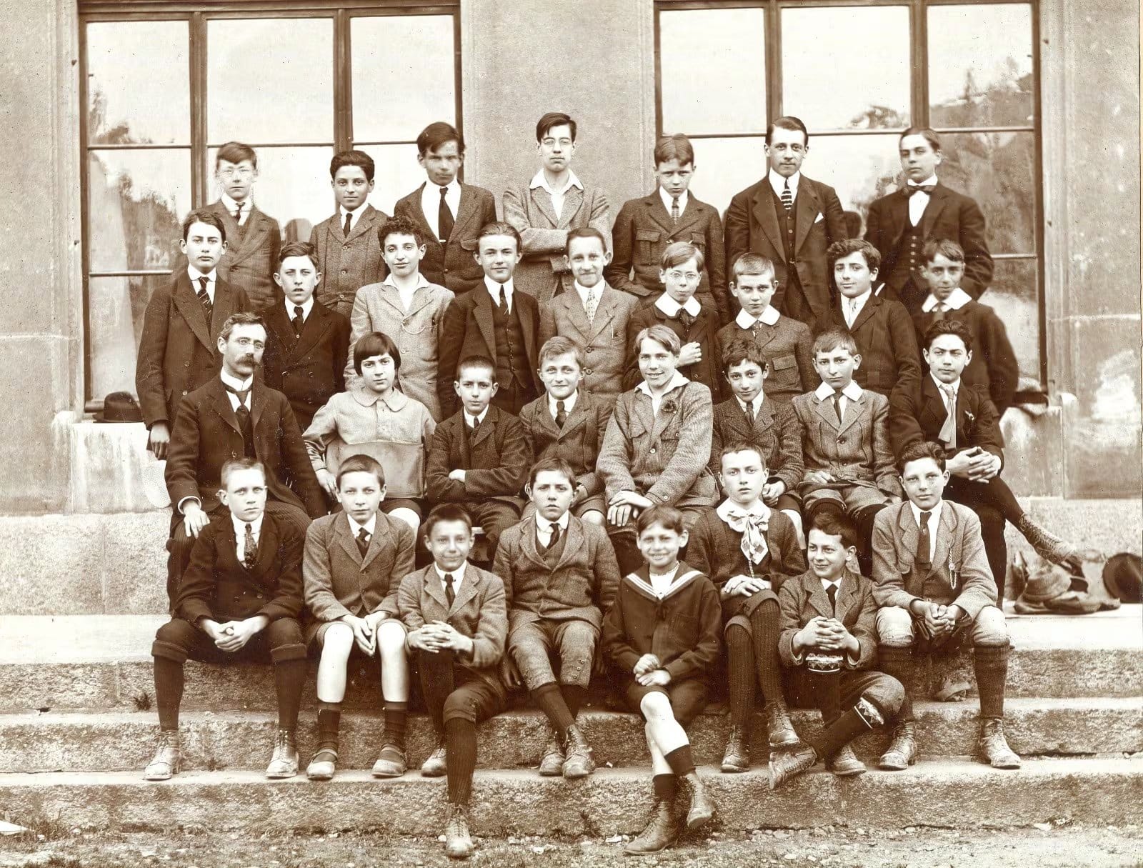 Borges en la escuela Jean Calvin, en Ginebra: es el único que lleva anteojos.