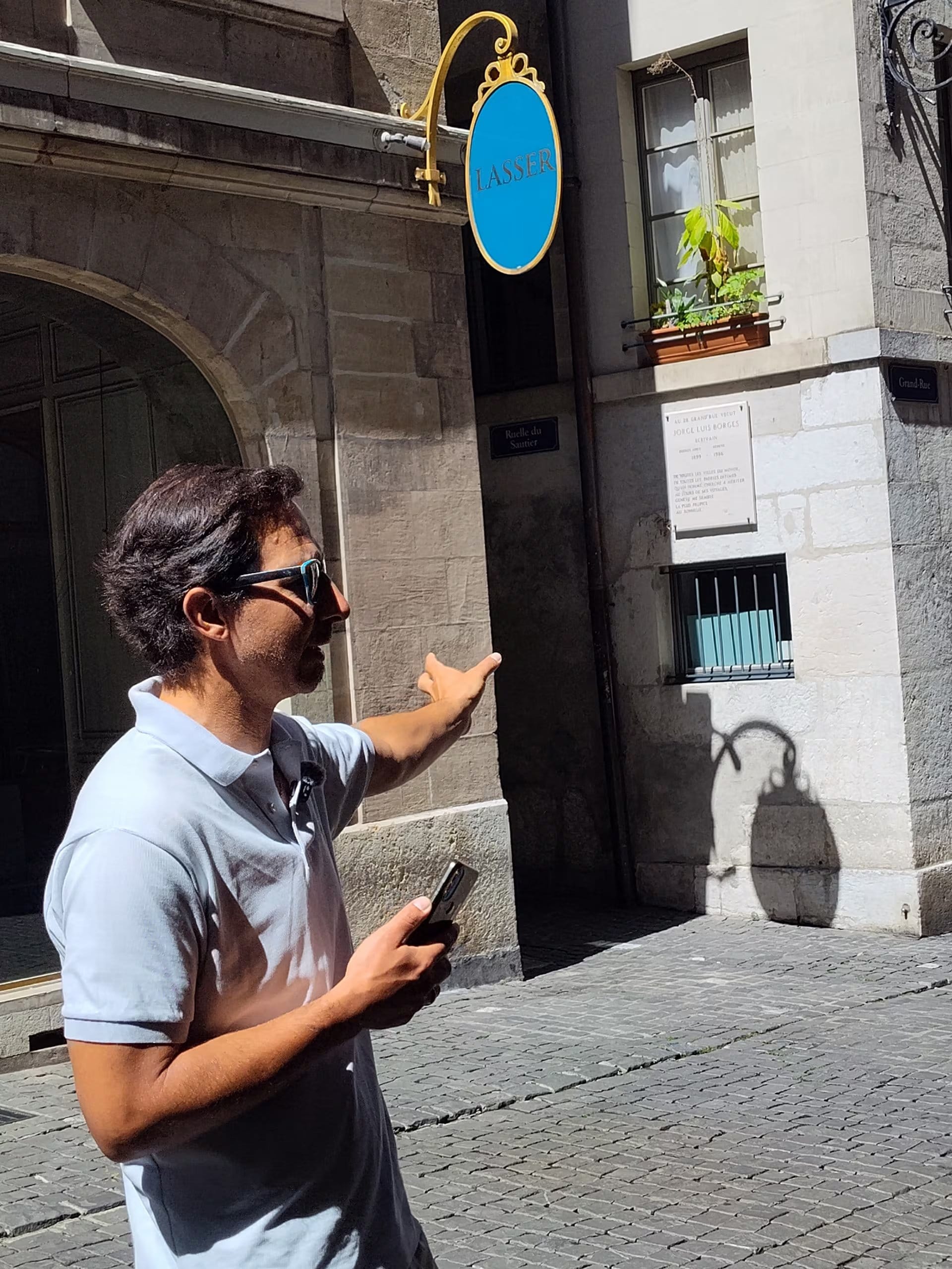Marcos Liyo, frente a la placa que señala la última casa donde vivió Borges en Ginebra.