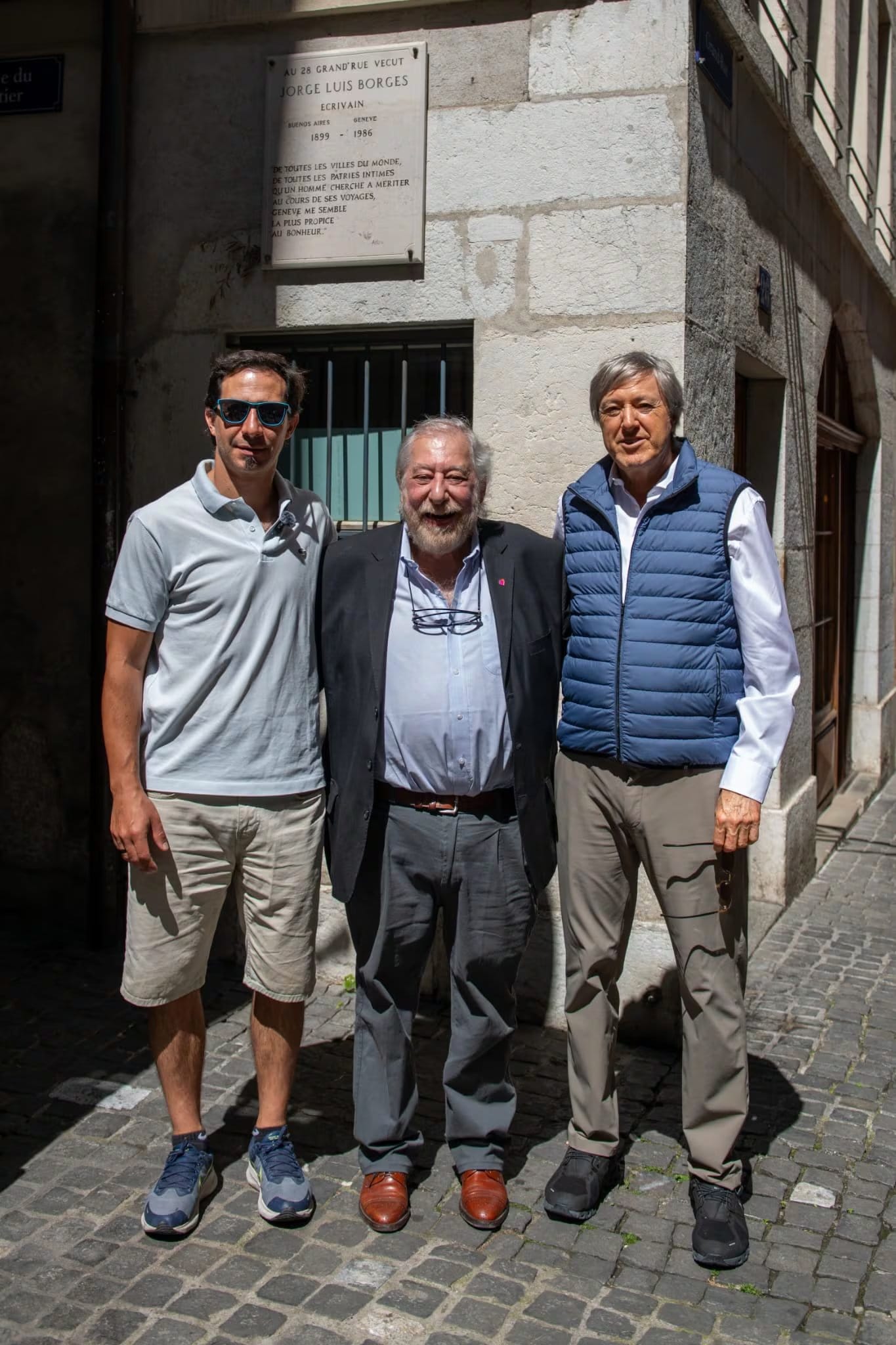 Marcos Liyo, Alejandro Vaccaro y Alejandro Roemmers, frente a la placa en la última casa de Borges.