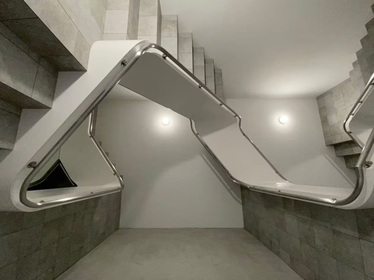 Sorprende por la monumentalidad de algunas de sus creaciones, en las que están muy presentes ascensores, escaleras y cabinas de avión