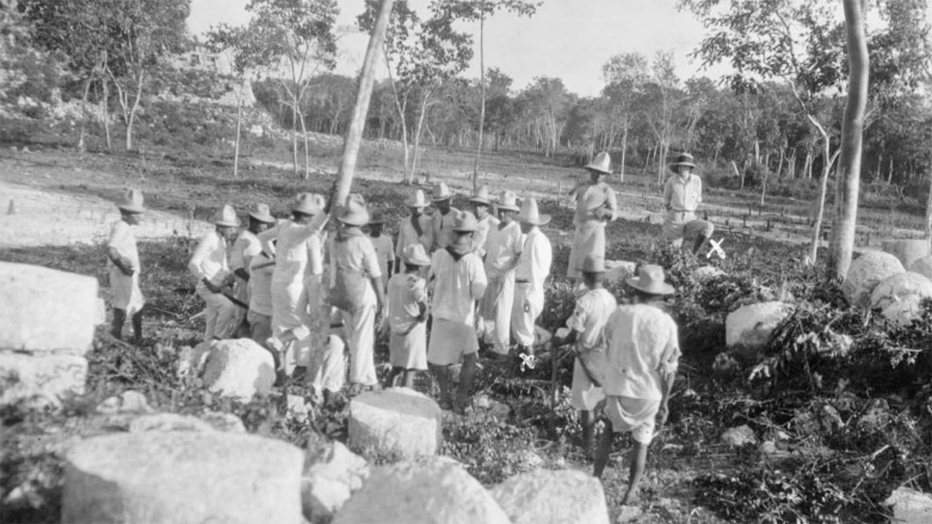 El arqueólogo Morley reunido con un grupo de excavadores del Chichén Itzá
