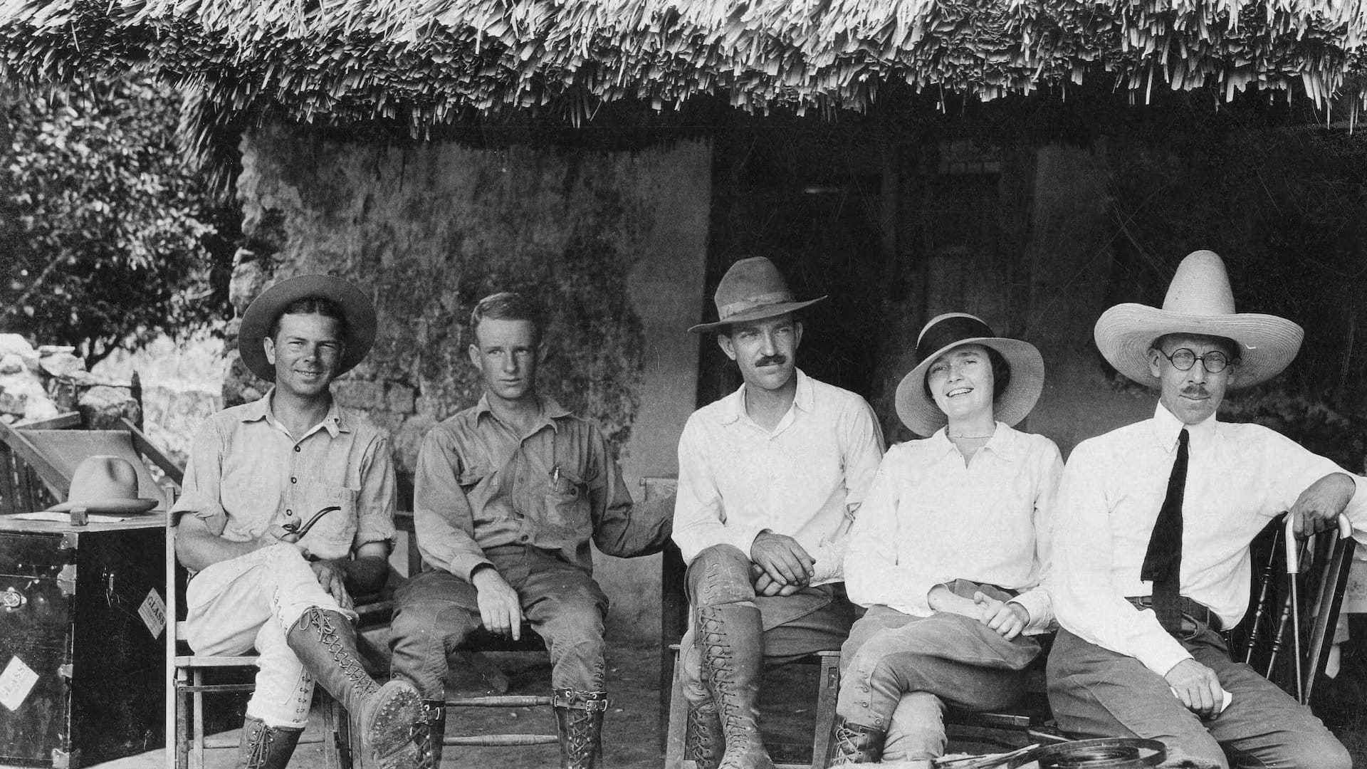 Con el primer equipo del Proyecto Chichén Itzá, en mayo de 1924. Por orden de aparición, de izquierda a derecha: Kilmartin, ingeniero; Monroe Amsden, arqueólogo asistente y pagador; Morris, arqueólogo a cargo de las excavaciones; su esposa y Morley, con sombrero