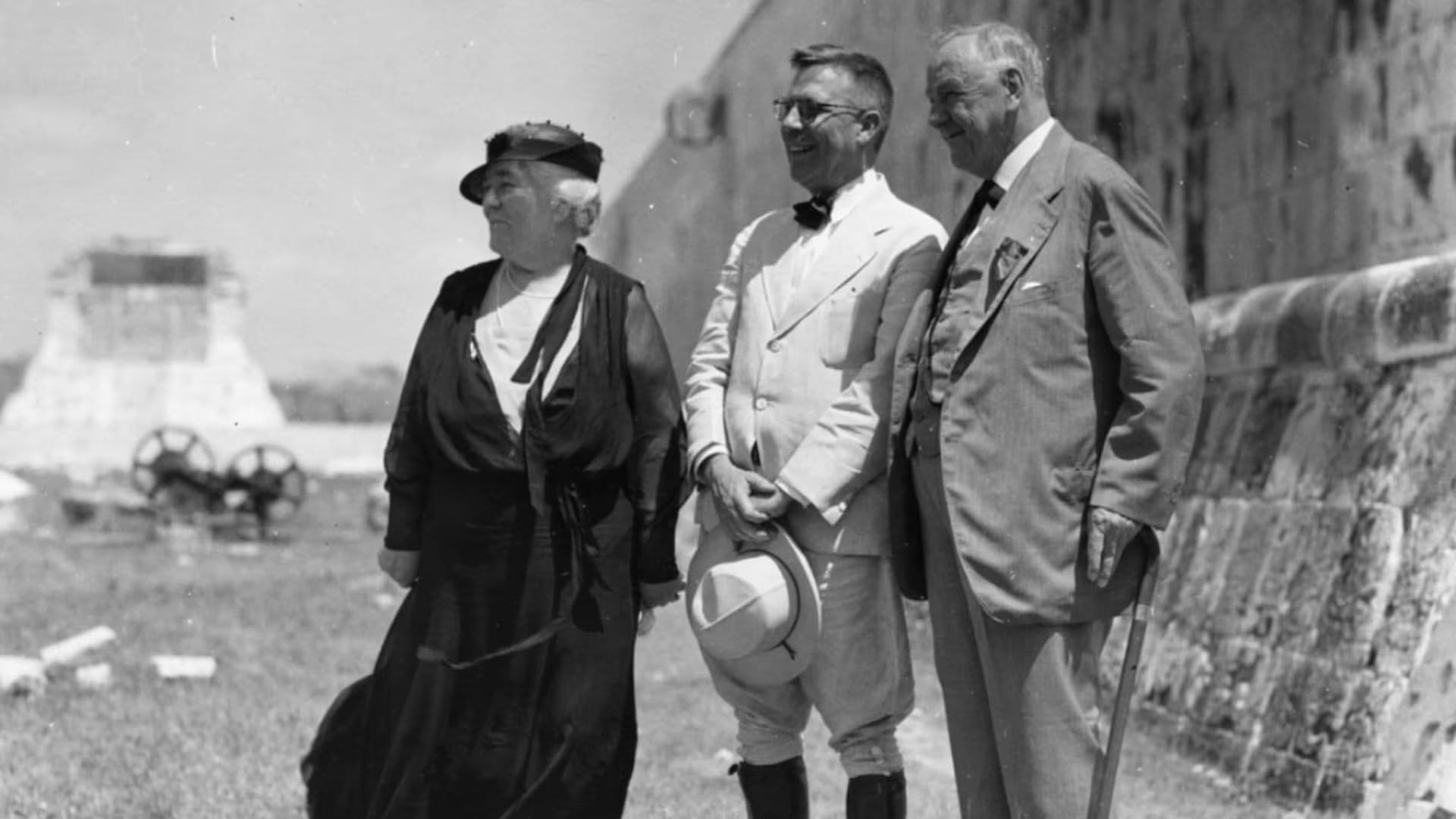 Sylvanus Morley (centro), junto a Addie Worth Bagley Daniels y Josephus Daniels, exsecretario de la Marina de Estados Unidos y embajador en México
