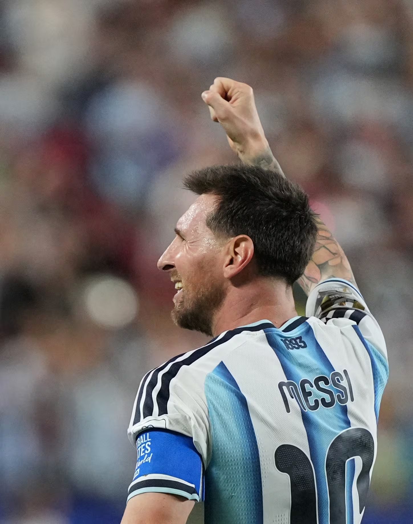 Lionel Messi con el pu&ntilde;o en alto festeja un nuevo gol con la camiseta argentina (Reuters/Jay Biggerstaff)