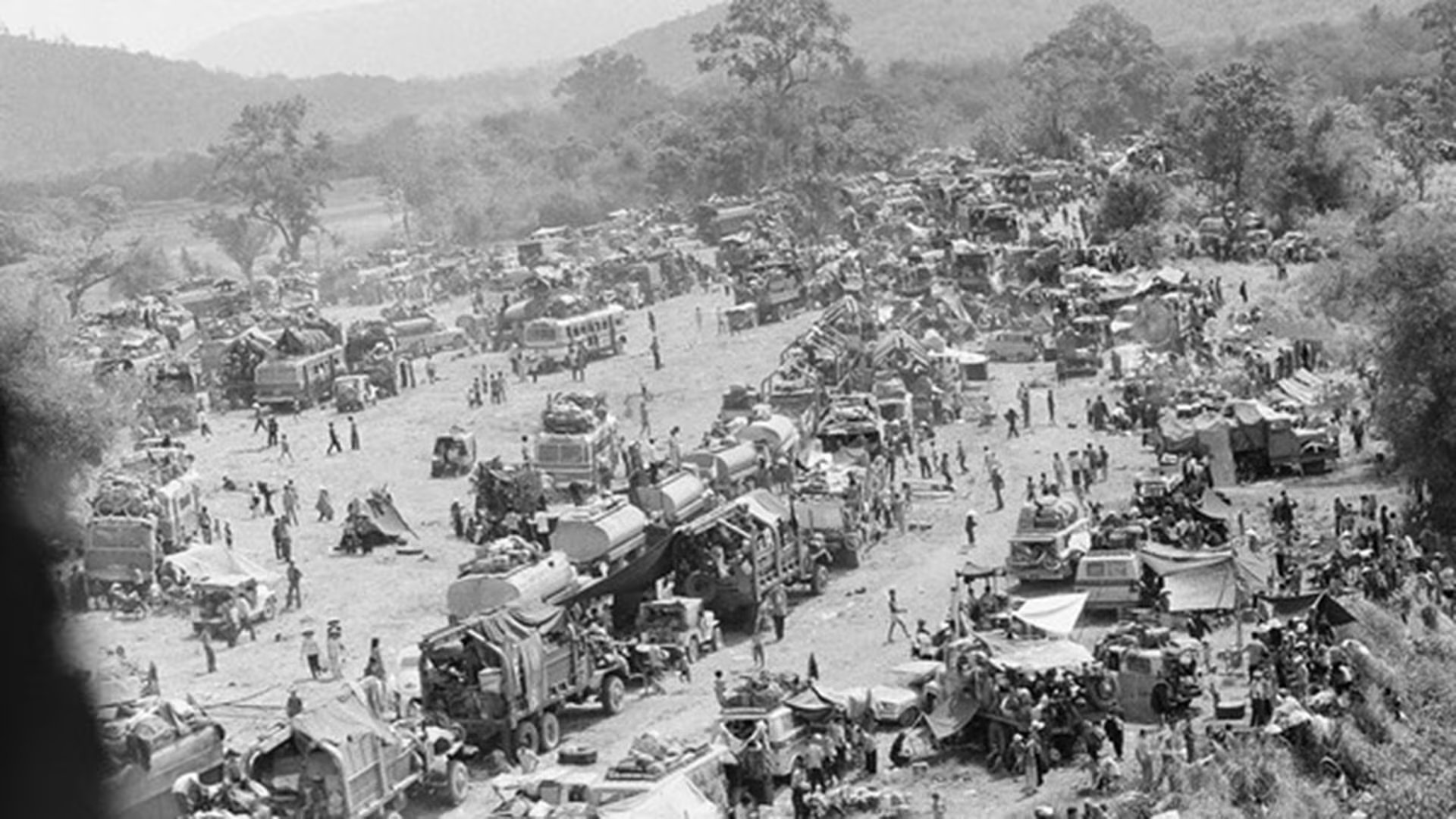 Cientos de vehículos de todo tipo llenan un terreno baldío mientras los refugiados que huyen en ellos hacen una parada cerca de Tuy Hoa, en la región costera central del sur de Vietnam, el sábado 23 de marzo de 1975, tras la evacuación de Banmethuout y otros centros poblados de las tierras altas al oeste (AP Photo/Nick Ut)