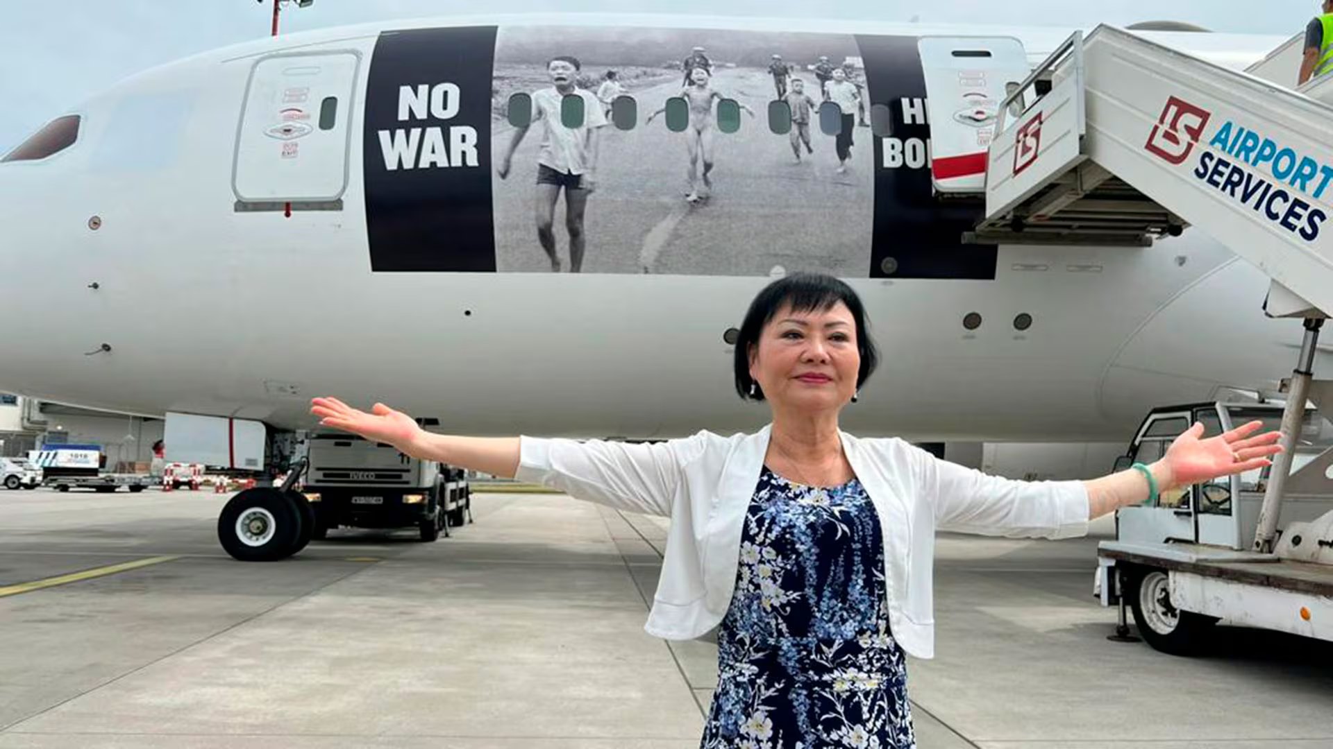 Phan Thi Kim Phúc y su fotografía sobre un avión de Solidaire, la ONG de Enrique Piñeyro, en una imagen de 2022 en el marco de un vuelo humanitario