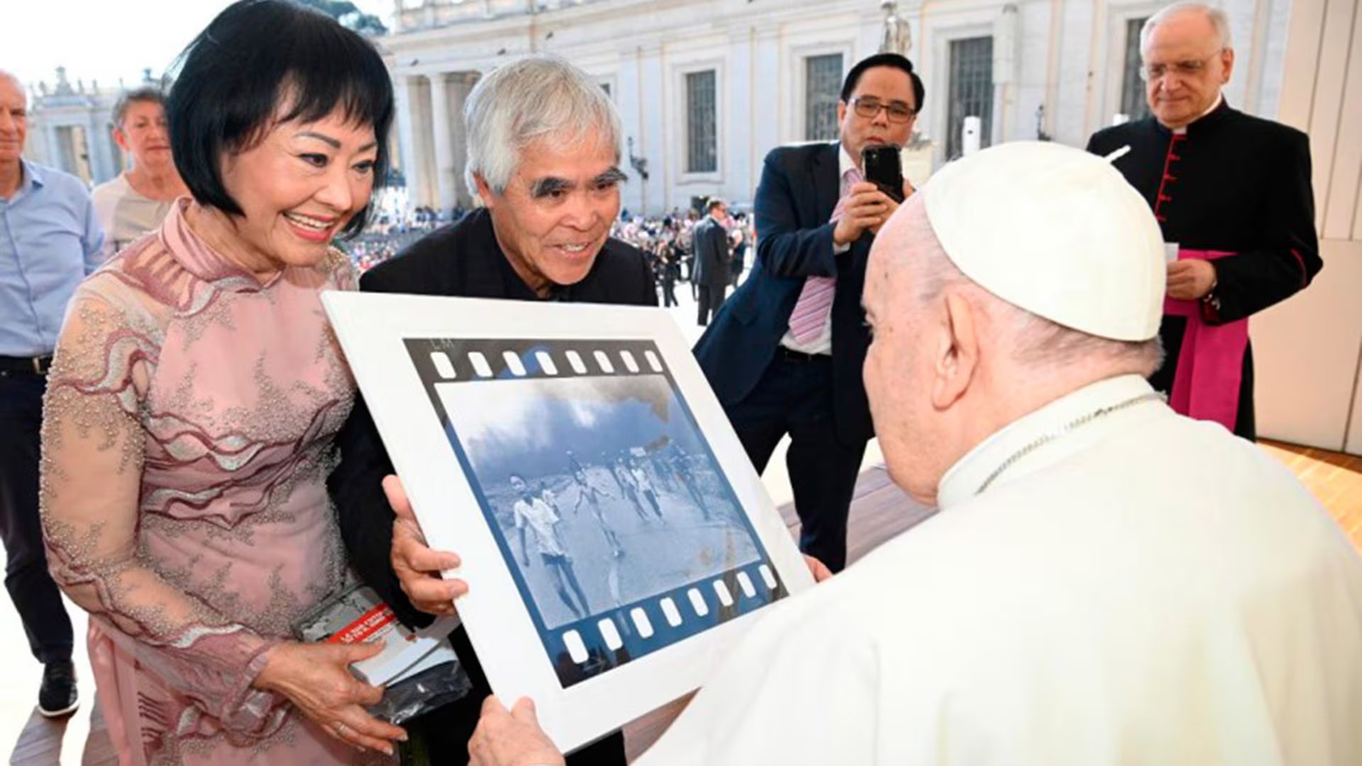 Phan Thi Kim Phúc y Nick Ut le enseñan la fotografía al Papa Francisco