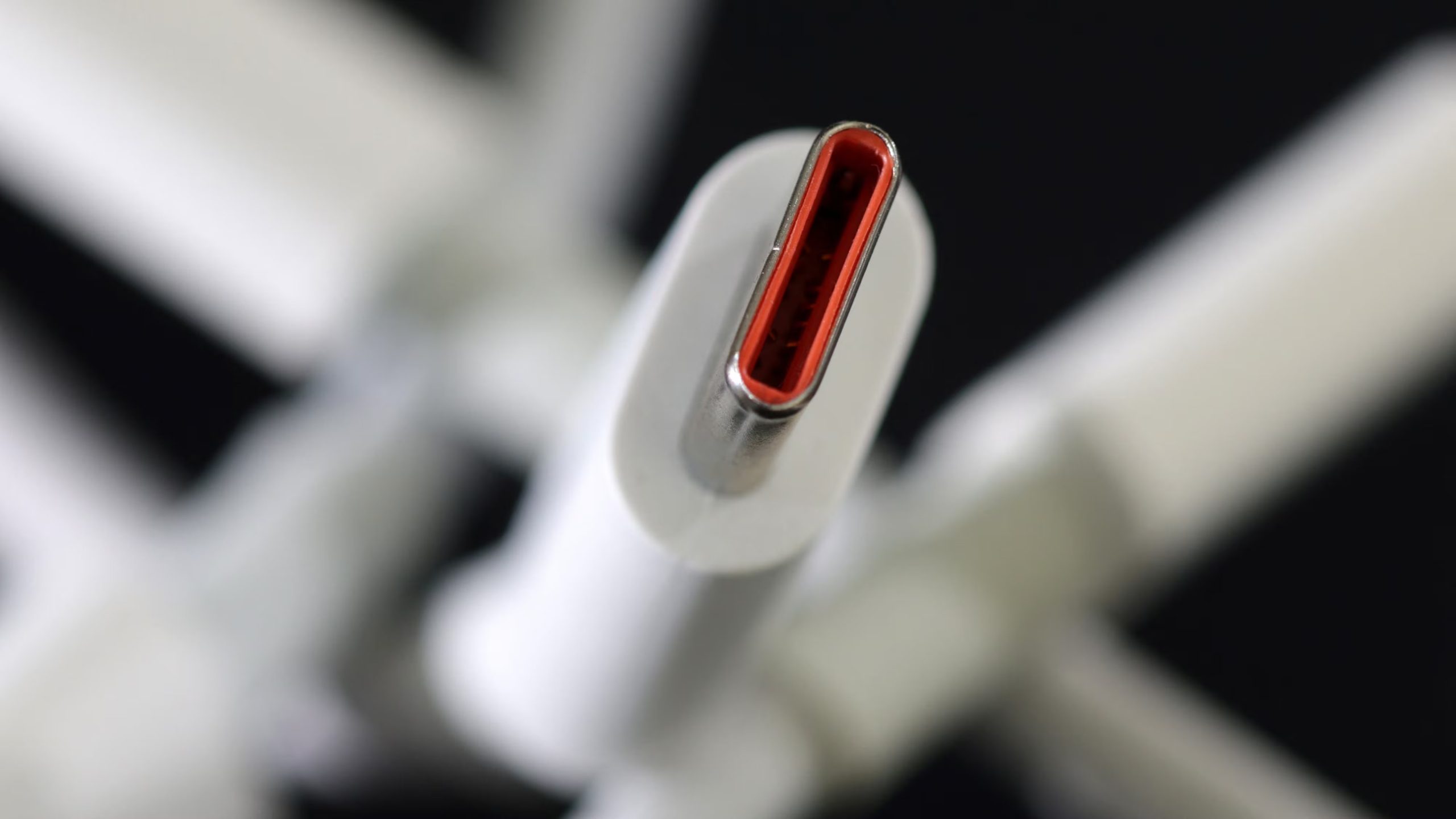 Un mismo cable y cargador USB-C pueden alimentar una enorme variedad de dispositivos, desde aud&iacute;fonos y tel&eacute;fonos hasta laptops de alta potencia.(Dado Ruvic/REUTERS)