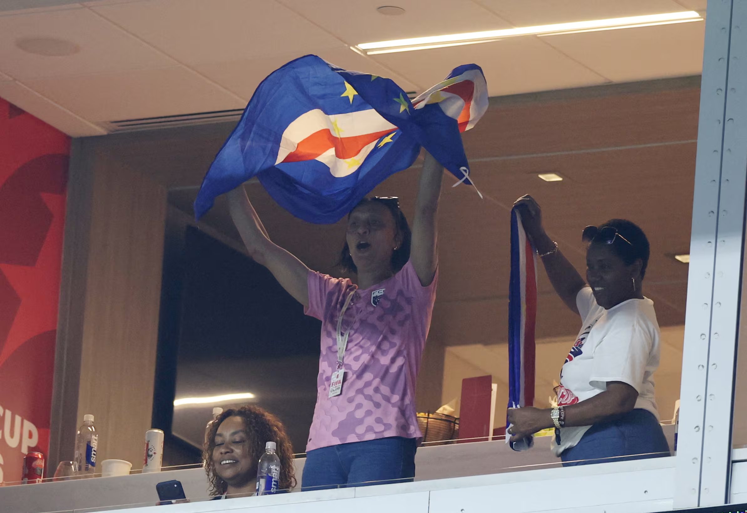 Fútbol - Copa del Mundo de la FIFA 2026 - Grupo H - Uruguay contra Cabo Verde - Miami Stadium, Miami Gardens, Florida, EE. UU. - 21 de junio de 2026 La madre de Vozinha, de Cabo Verde, Ana Candida Evora, celebra en las gradas tras el partido. REUTERS/Amanda Perobelli