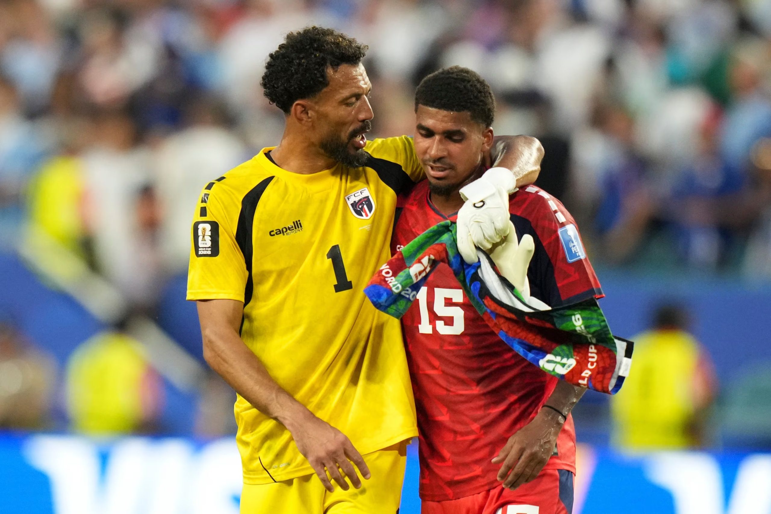 El guardameta de Cabo Verde, Vozinha (izquierda), y Laros Duarte reaccionan al final del partido de fútbol del Grupo H de la Copa del Mundo entre Uruguay y Cabo Verde en Miami Gardens, Florida, el domingo 21 de junio de 2026. (Foto AP/Lynne Sladky)