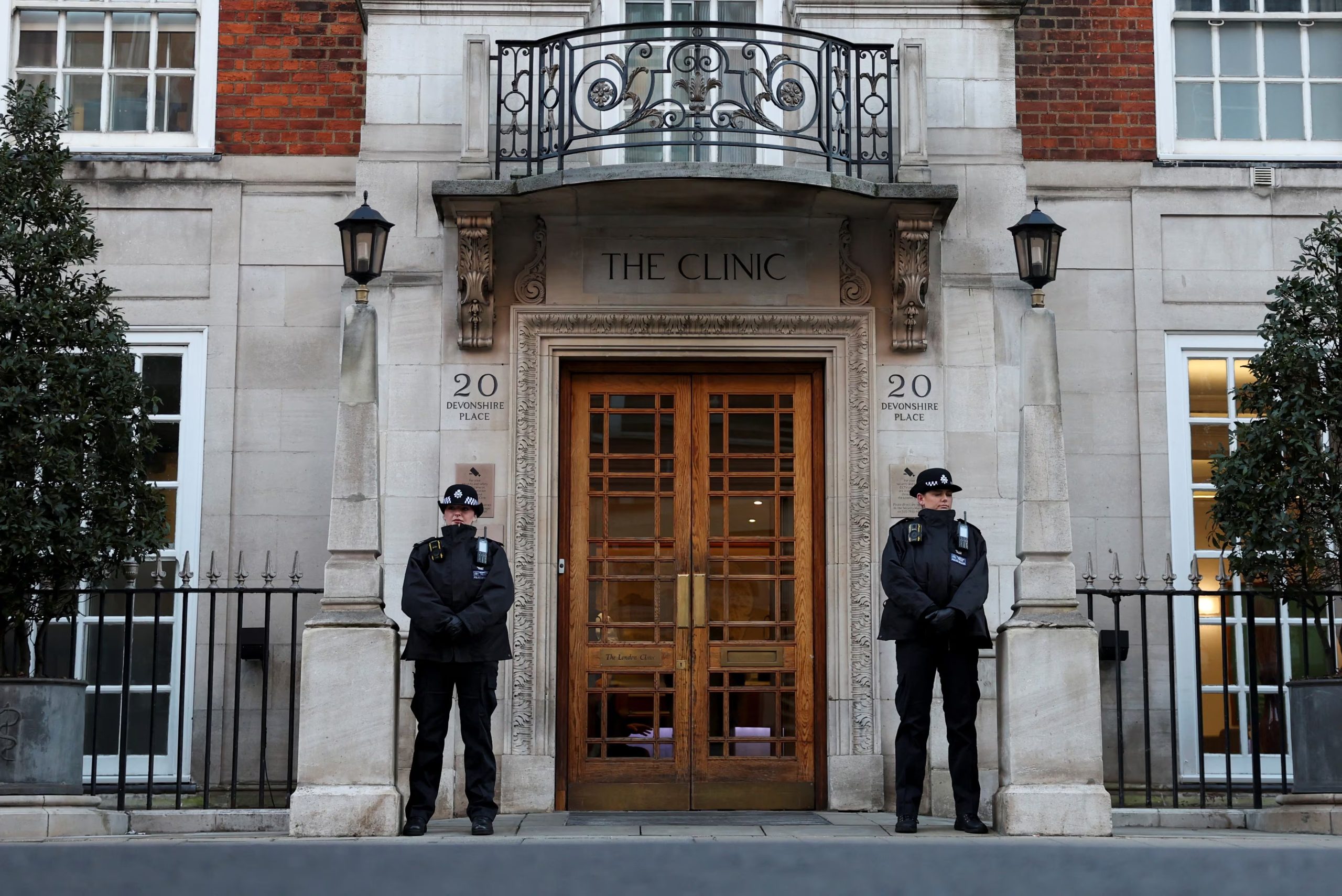 Agentes de polic&iacute;a permanecen apostados frente a la Cl&iacute;nica de Londres, donde Catalina, princesa de Gales, est&aacute; hospitalizada para someterse a una cirug&iacute;a abdominal, en Londres, Gran Breta&ntilde;a, el 18 de enero de 2024. (REUTERS/Hannah McKay)