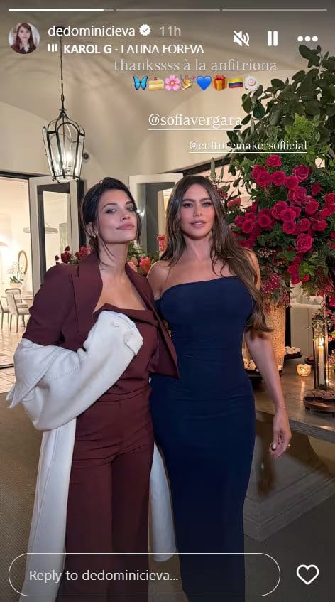 Sofía Vergara y Eva De Dominici posan juntas con atuendos elegantes en un sofisticado evento, rodeadas de lujosa decoración y arreglos florales