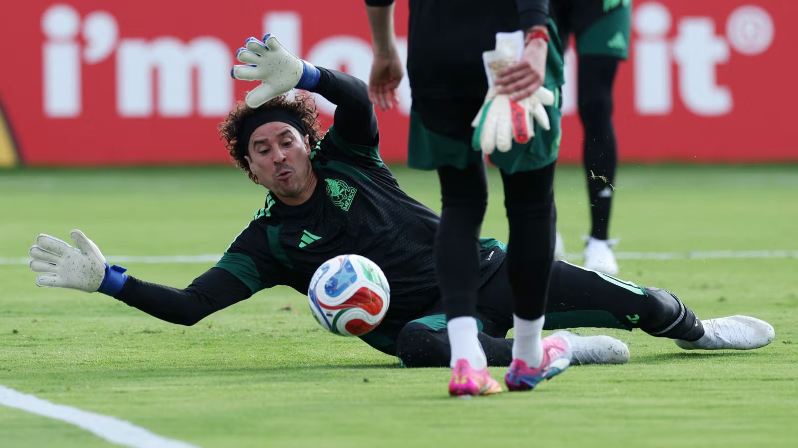 Seis Mundiales, desde Alemania 2006 hasta esta edición, resumen la carrera del portero con la selección; se fue entre lágrimas, con el reconocimiento de la FIFA y el récord de nueve puntos en fase de grupos. REUTERS/Paul Childs