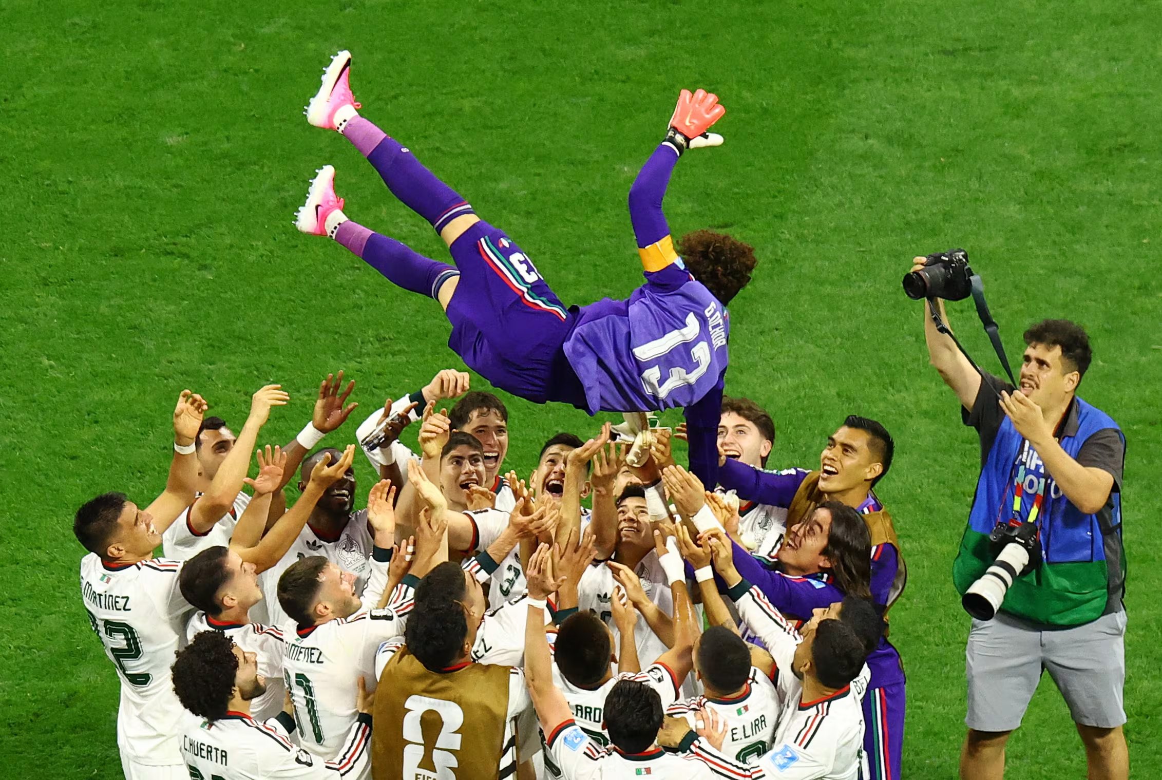 Con el Legacy Patch de la FIFA bordado en su uniforme, Ochoa cerró su ciclo con el Tri en el mismo estadio donde escribió buena parte de su historia. REUTERS/Henry Romero