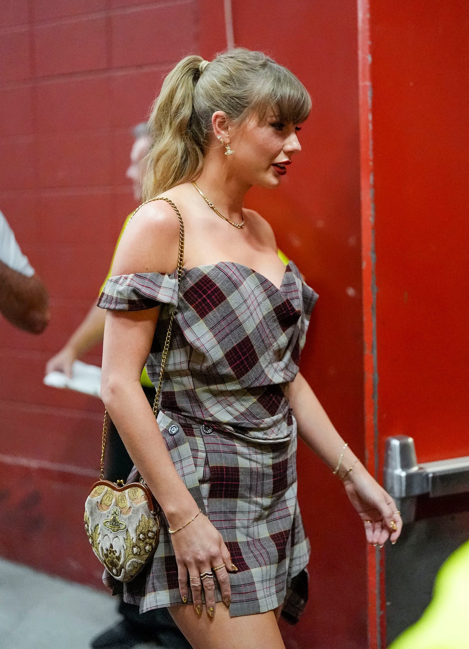 Vivienne Westwood se perfila como favorita gracias a la afinidad est&eacute;tica y al uso recurrente de sus ic&oacute;nicos cors&eacute;s por parte de Swift en distintos eventos p&uacute;blicos (Jay Biggerstaff-Imagn Images)