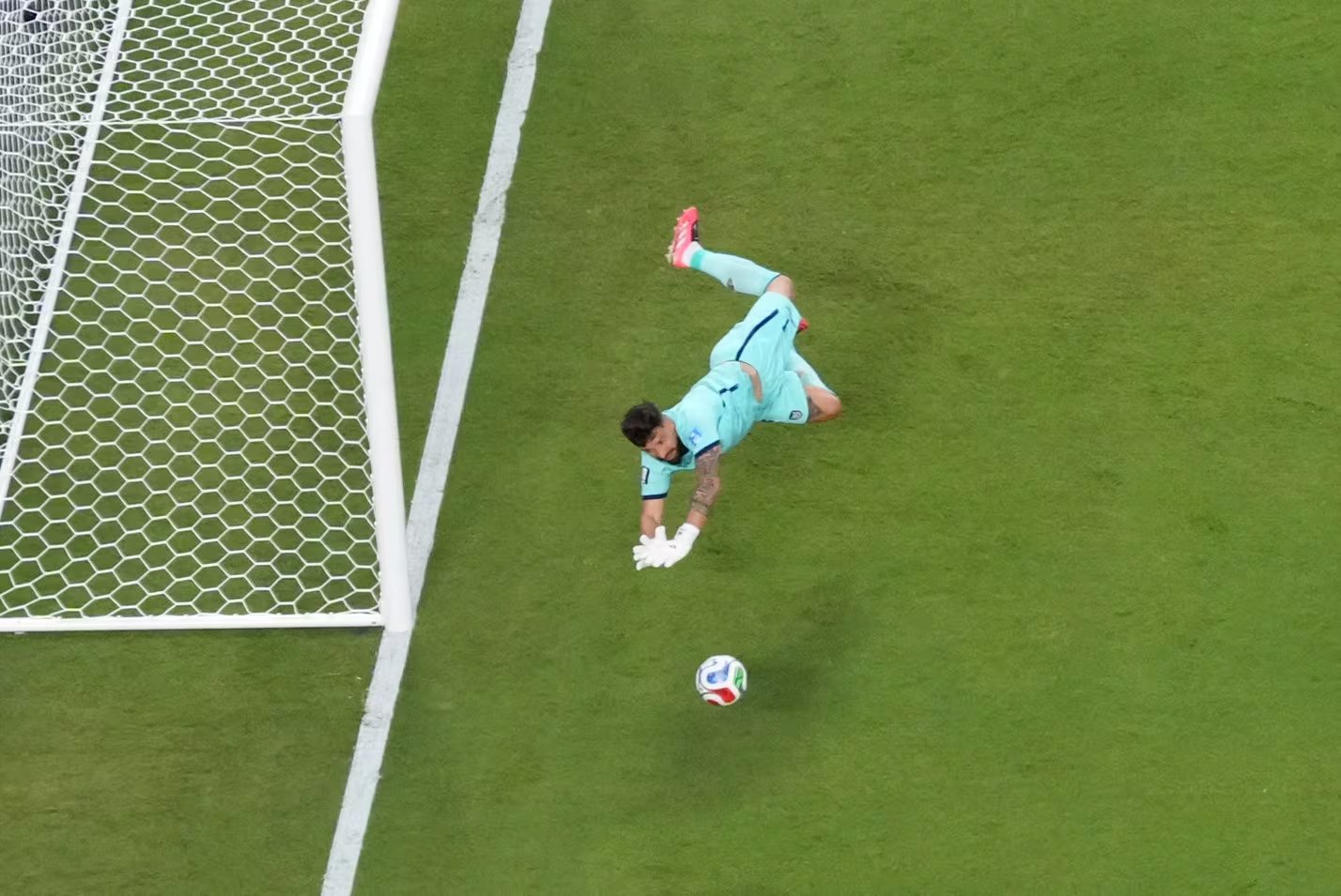 Gal&iacute;ndez realizando una parada (REUTERS/Issei Kato)