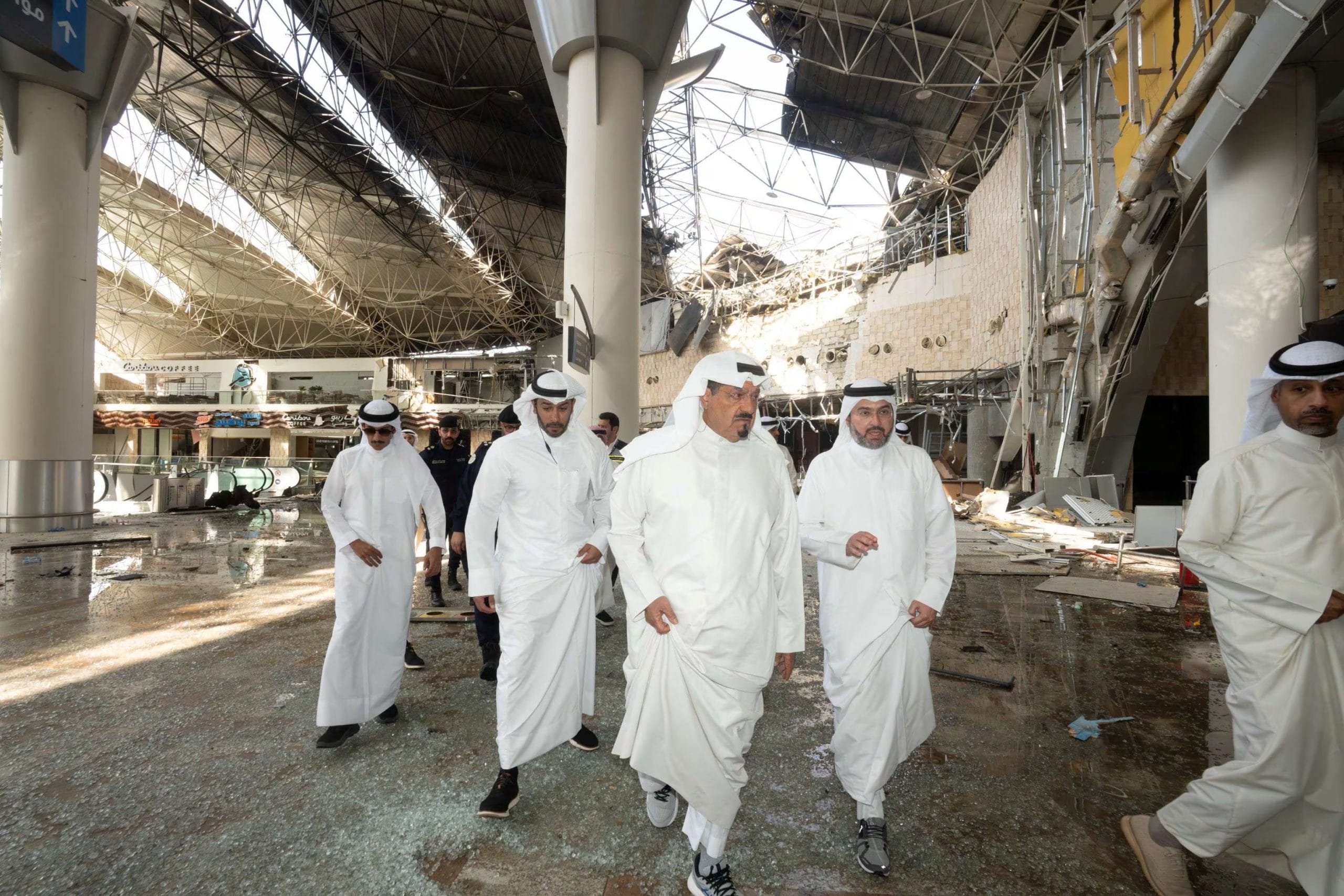 Funcionarios kuwaitíes inspeccionan los daños en una terminal del Aeropuerto Internacional de Kuwait tras un ataque con drones y misiles, en la ciudad de Kuwait, Kuwait, 3 de junio de 2026 (REUTERS)