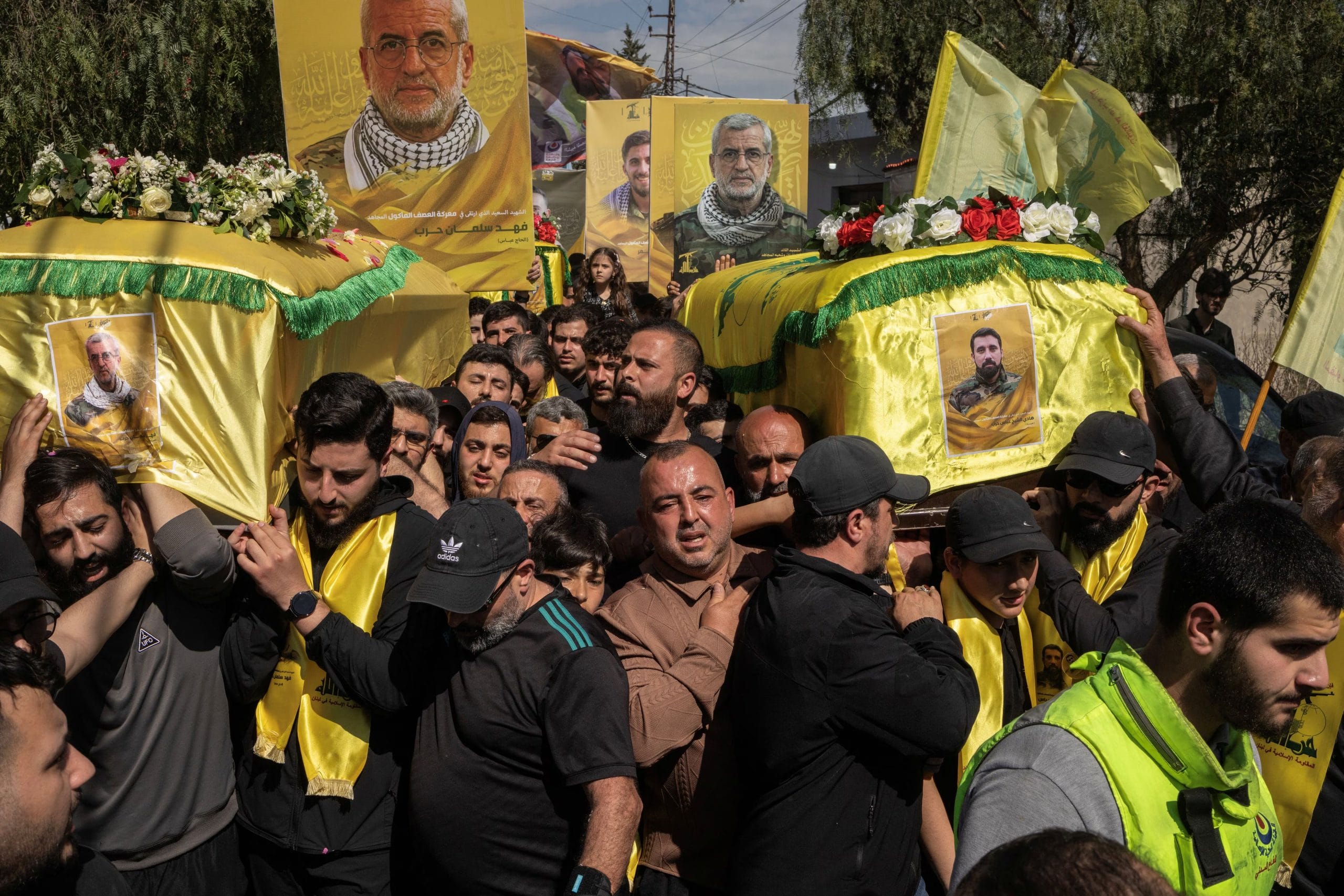Familiares y amigos transportan los ataúdes de tres terroristas de Hezbollah durante su funeral, el 25 de abril de 2026 (REUTERS/Marko Djurica)