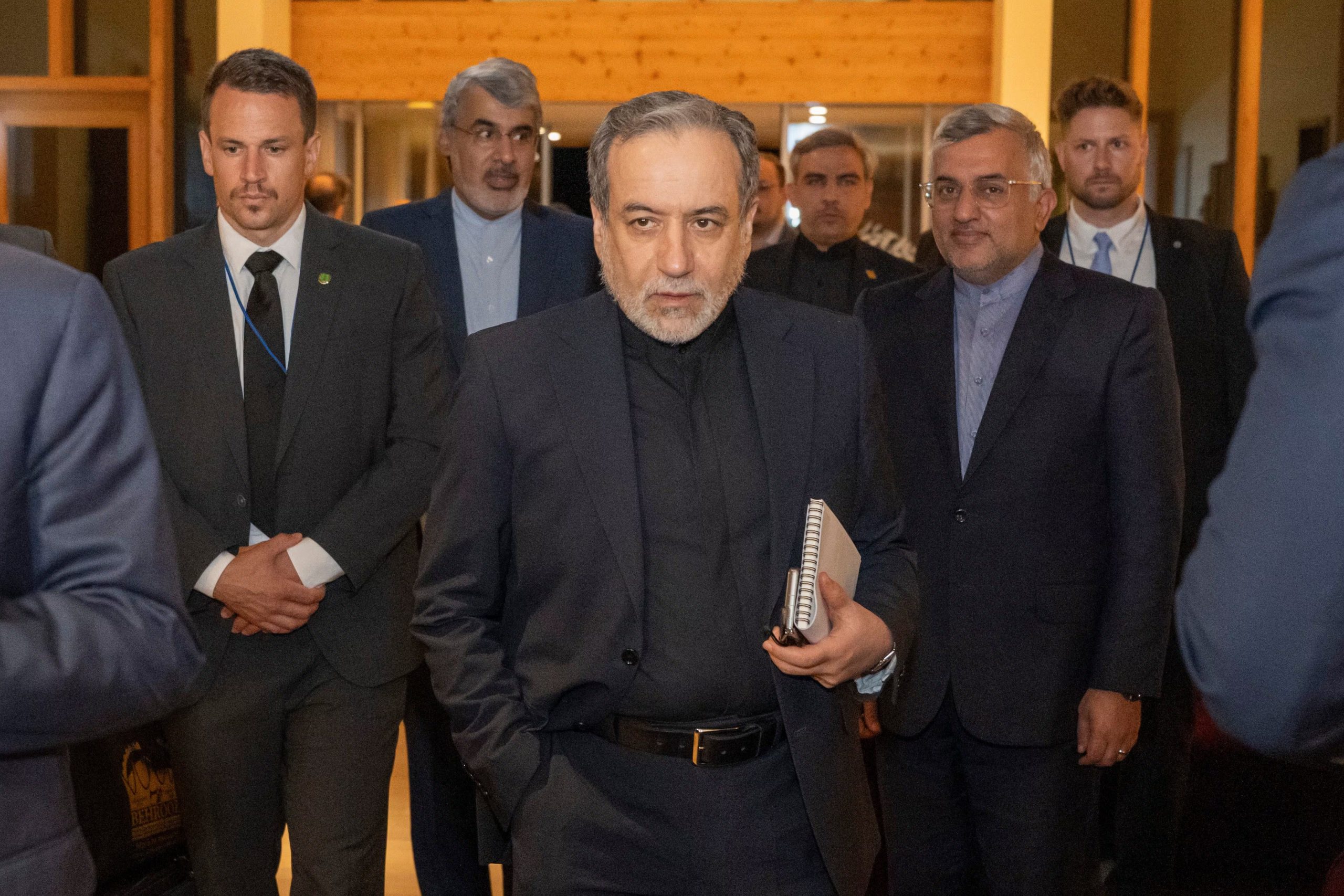 El ministro de Asuntos Exteriores de Irán, Seyyed Abbas Araghchi (en el centro), llega al complejo turístico de Bürgenstock en Obbürgen, cerca de Lucerna (Suiza), a primera hora del domingo 21 de junio de 2026 (Urs Flueeler/Keystone vía AP)