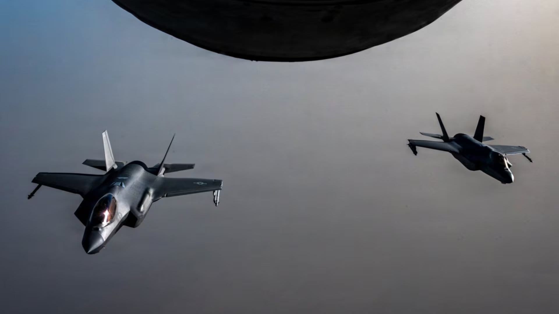 Dos aviones de combate furtivos F-35A de la Fuerza Aérea de EE.UU. sobrevuelan Oriente Medio durante una patrulla (@CENTCOM)
