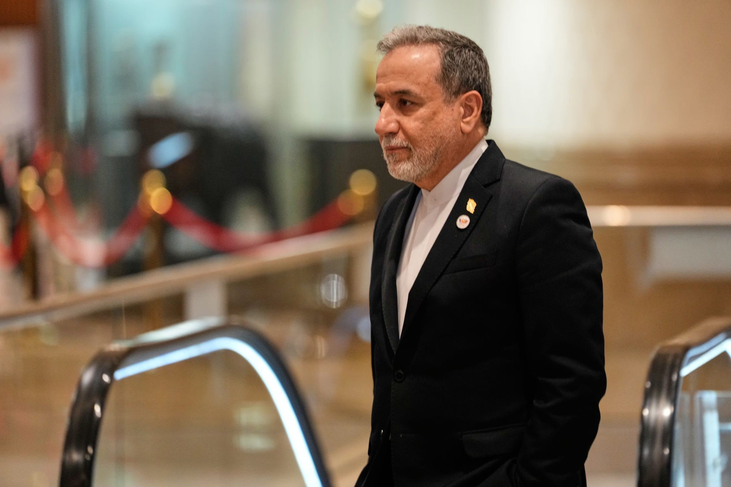 El ministro de Exteriores de Irán, Abbas Araghchi, llega a una reunión durante la cumbre de los BRICS en Nueva Delhi, India (AP/Archivo)