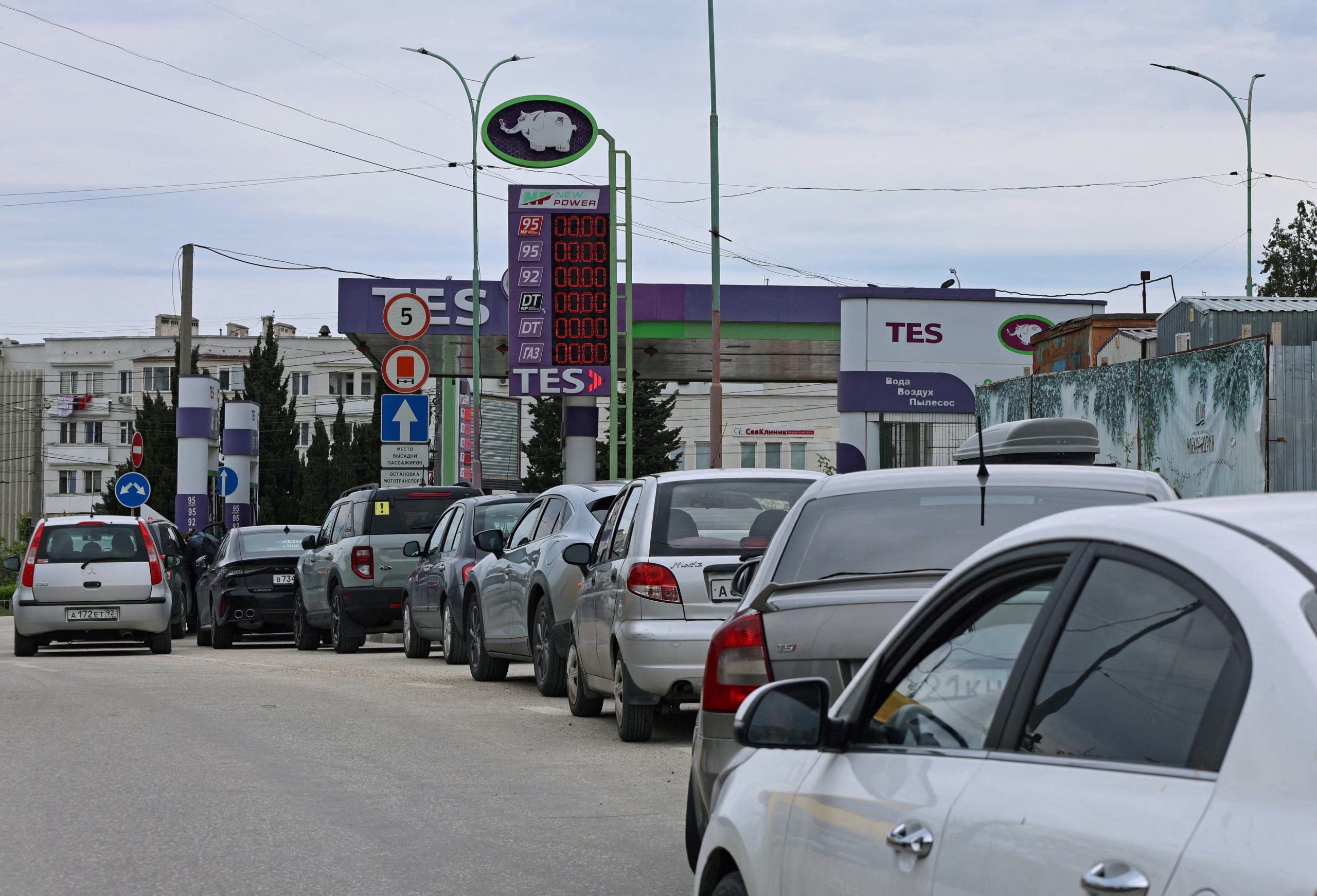 Fila de autos en Sebastopol, Crimea, el 1 de junio de 2026. Las restricciones de combustible por ataques ucranianos a rutas log&iacute;sticas evidencian la creciente presi&oacute;n econ&oacute;mica y estrat&eacute;gica sobre el Kremlin. (REUTERS/archivo)