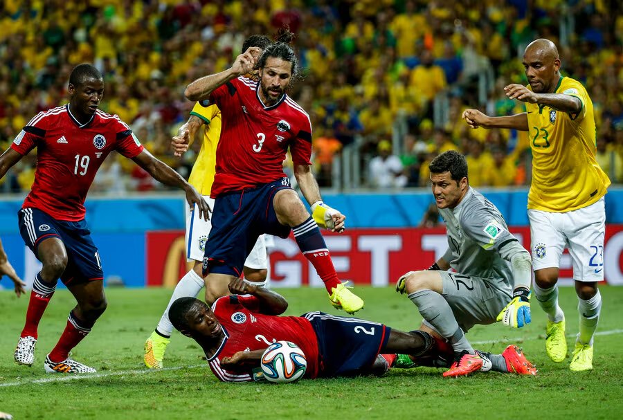 El árbitro español Carlos Velasco Carballo anuló por fuera de lugar el gol de Yepes en una jugada en la que el balón fue tocado por David Luiz - crédito Mauricio Alvarado/Colprensa