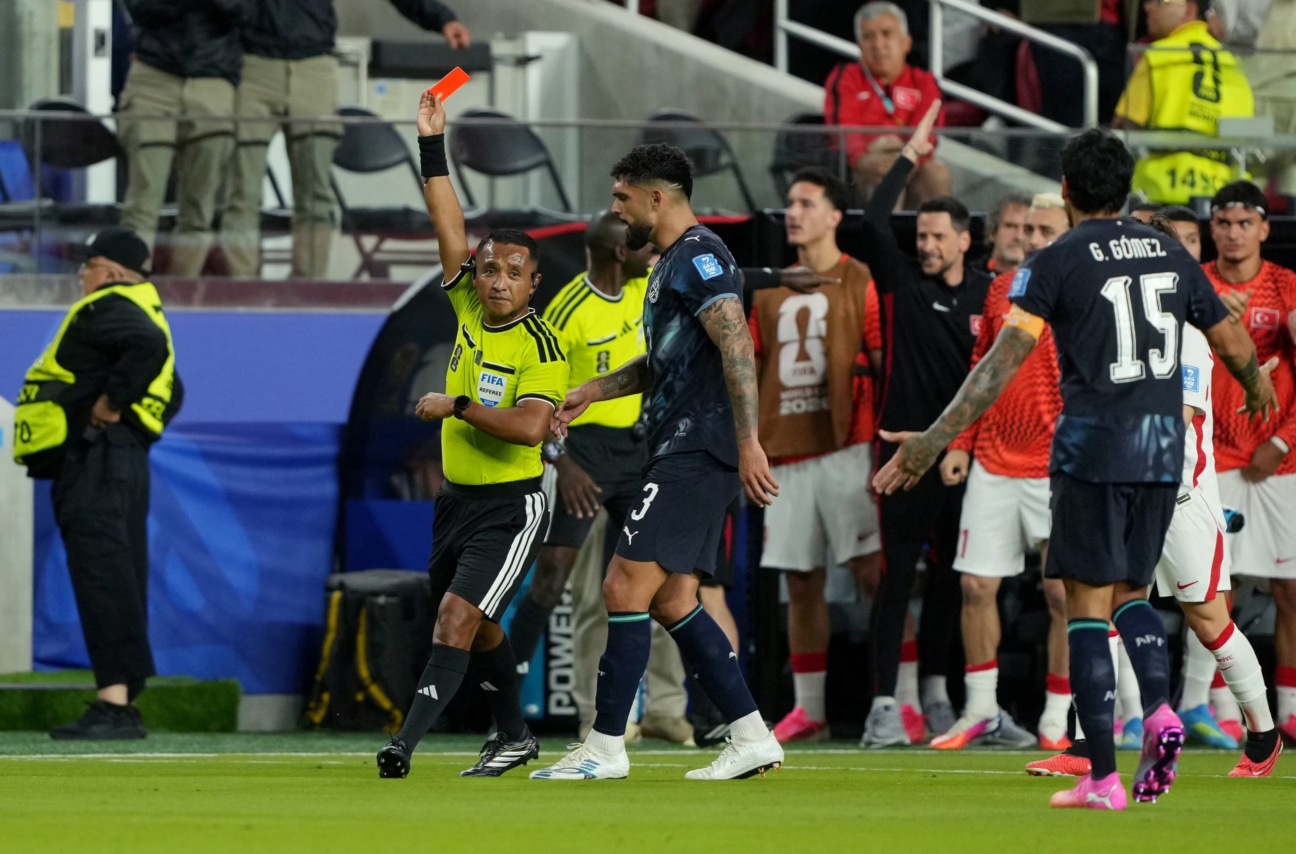 El árbitro expulsó a Miguel Almirón tras revisar la jugada en el VAR (IMAGN IMAGES via Reuters/Darren Yamashita)