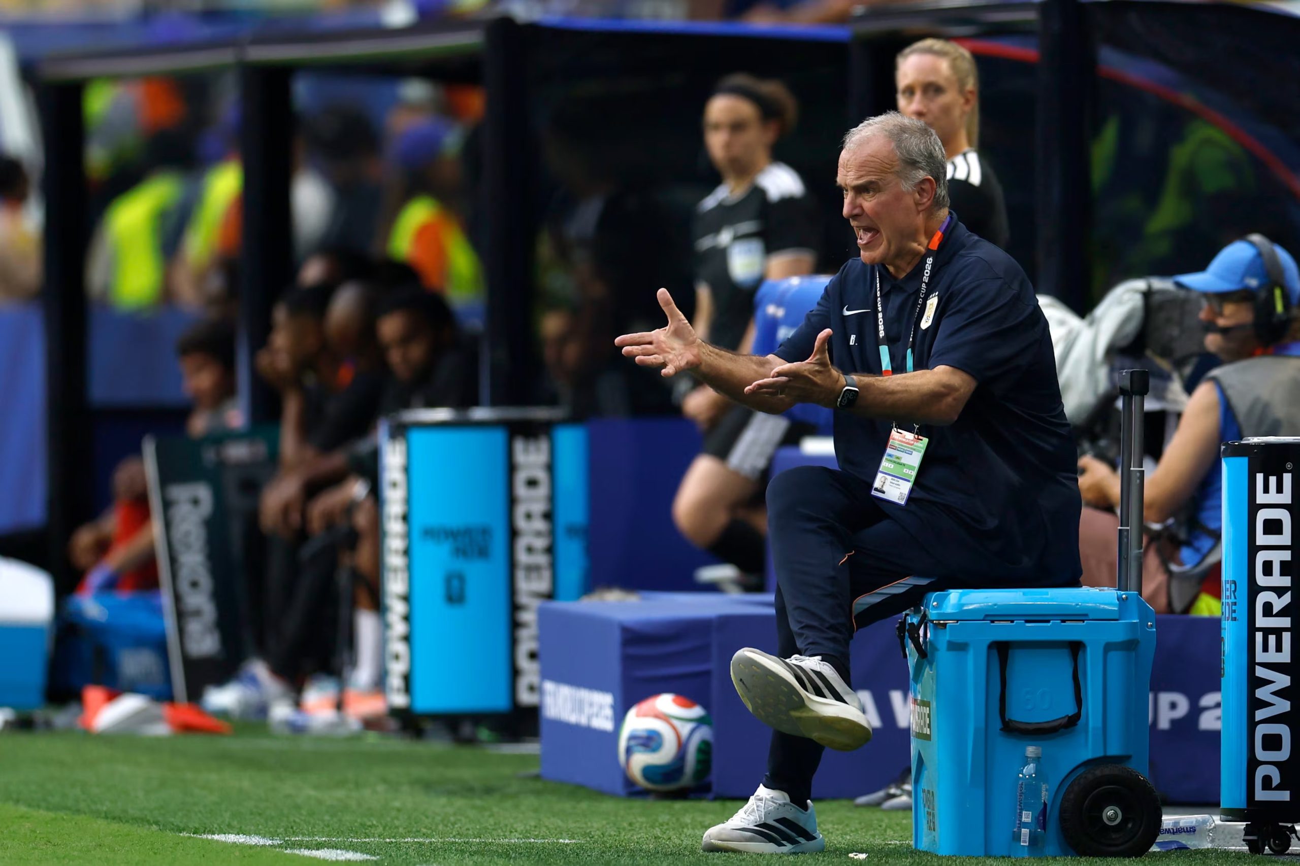 Bielsa habló durante 48 minutos en la asamblea de plantel, parte de los jugadores se levantó y se retiró antes de que el técnico terminara de hablar