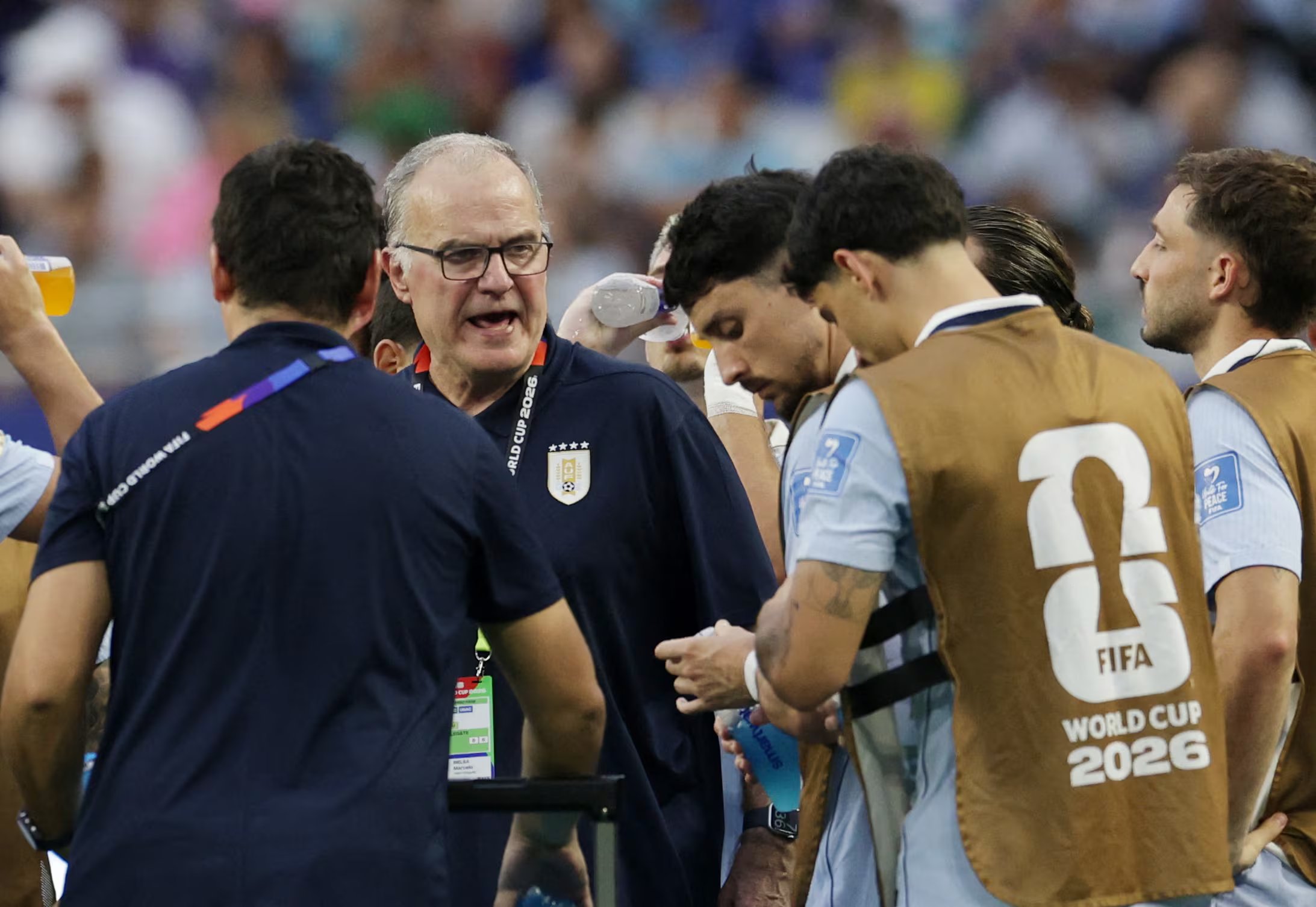 Los jugadores le pidieron al técnico jugar en bloque bajo y de contragolpe ante España, Bielsa les respondió que Uruguay saldría en espejo frente a la selección española