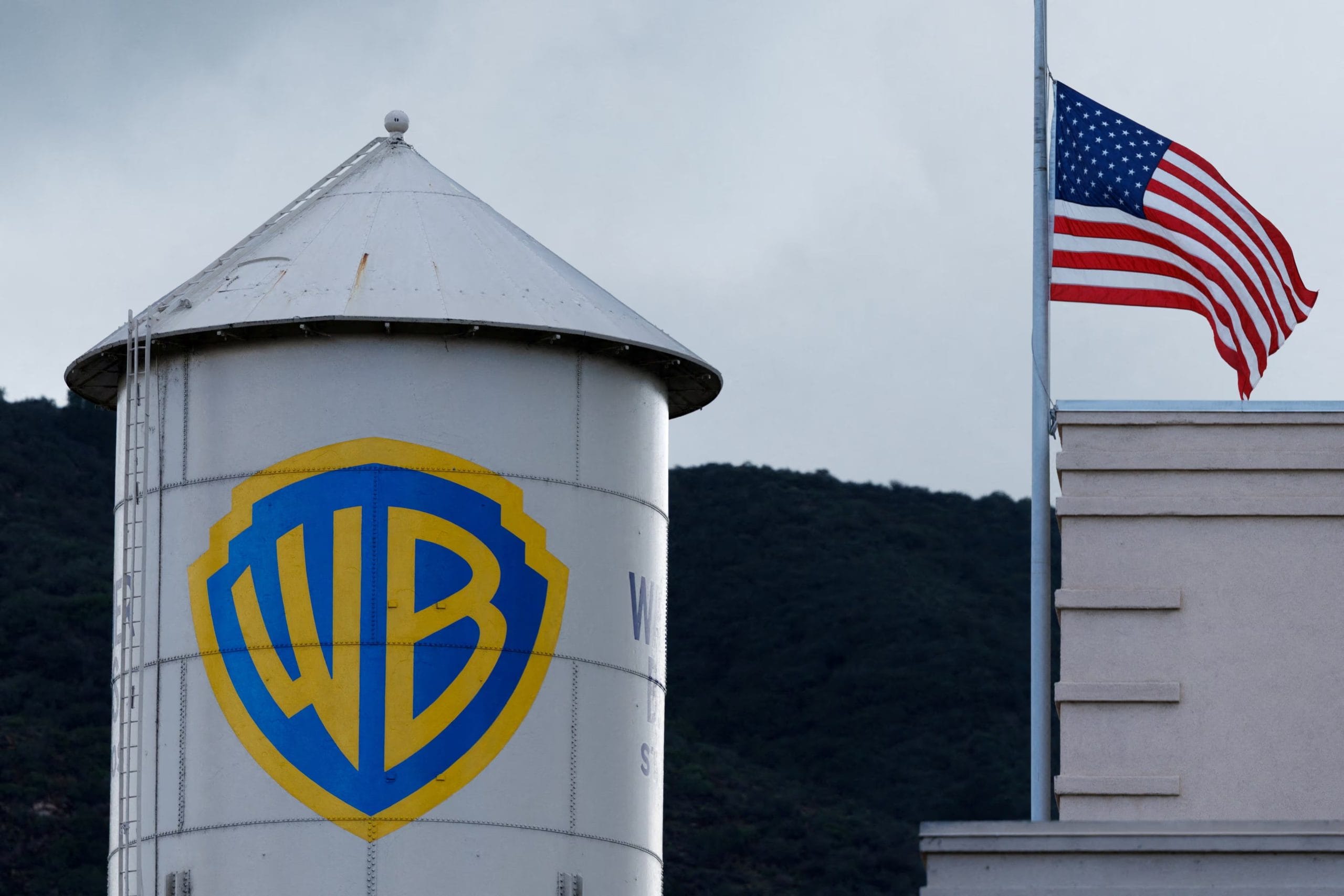 Operaciones como la compra de Warner Bros. Discovery por USD 110.000 millones, reflejan el traspaso de grandes medios al streaming (REUTERS/Mike Blake)