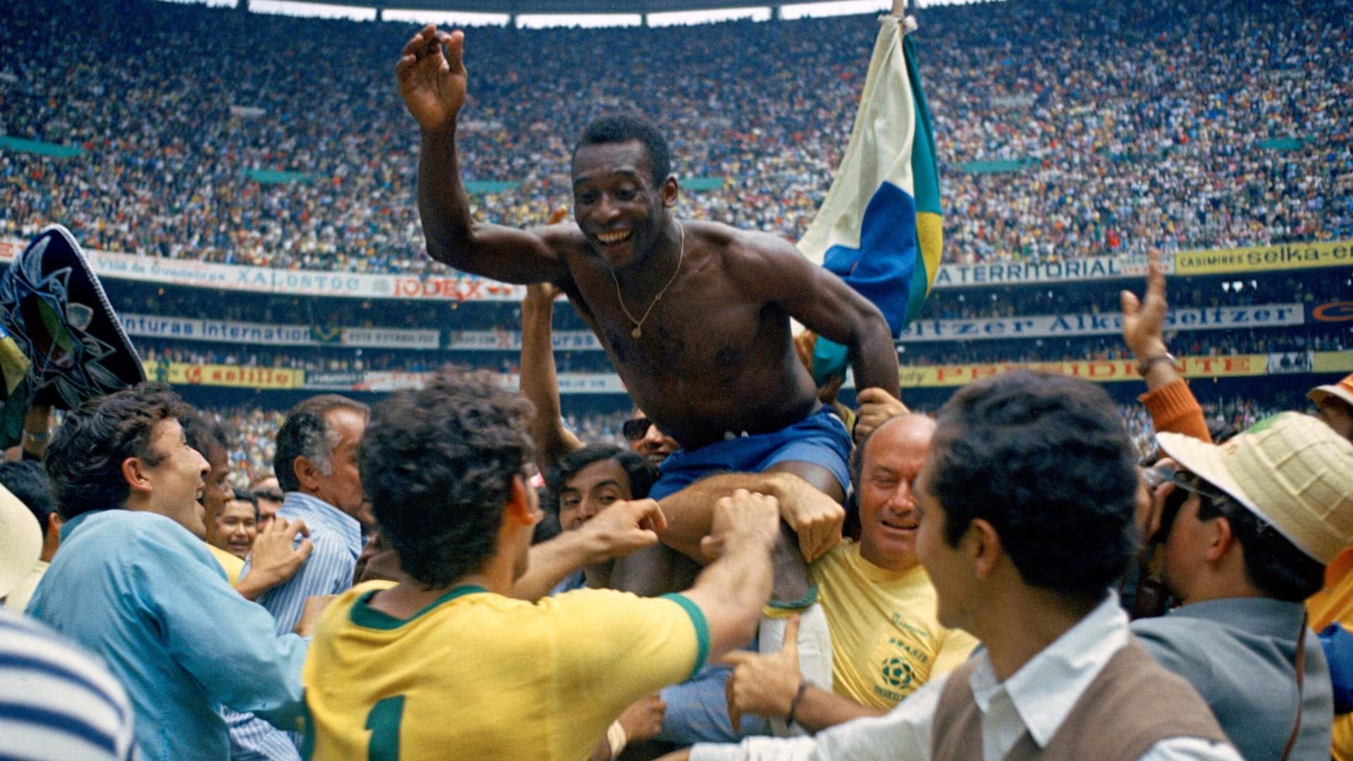 La vez que Pelé pasó de las canchas de futbol a sets de cine en Hollywood. (AP)