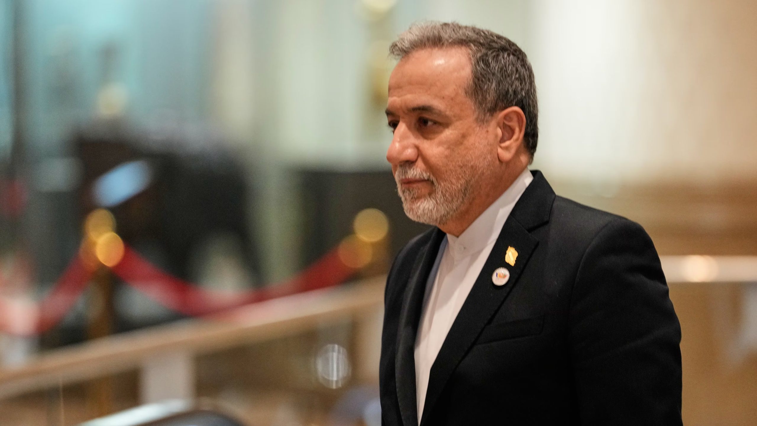 La advertencia fue formulada por el ministro de Relaciones Exteriores iraní, Abbas Araghchi, quien dejó claro que el régimen no aceptará modificaciones en el esquema de navegación que impulsa en el paso marítimo (AP)