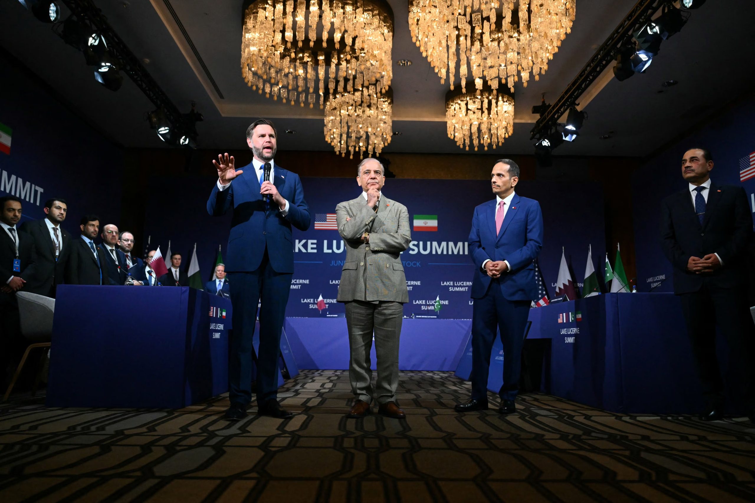 Vance brindó una conferencia junto al primer ministro de Pakistán, Shehbaz Sharif, y el primer ministro de Qatar, Mohamed bin Abdulrahmán (FABRICE COFFRINI/Pool via REUTERS)