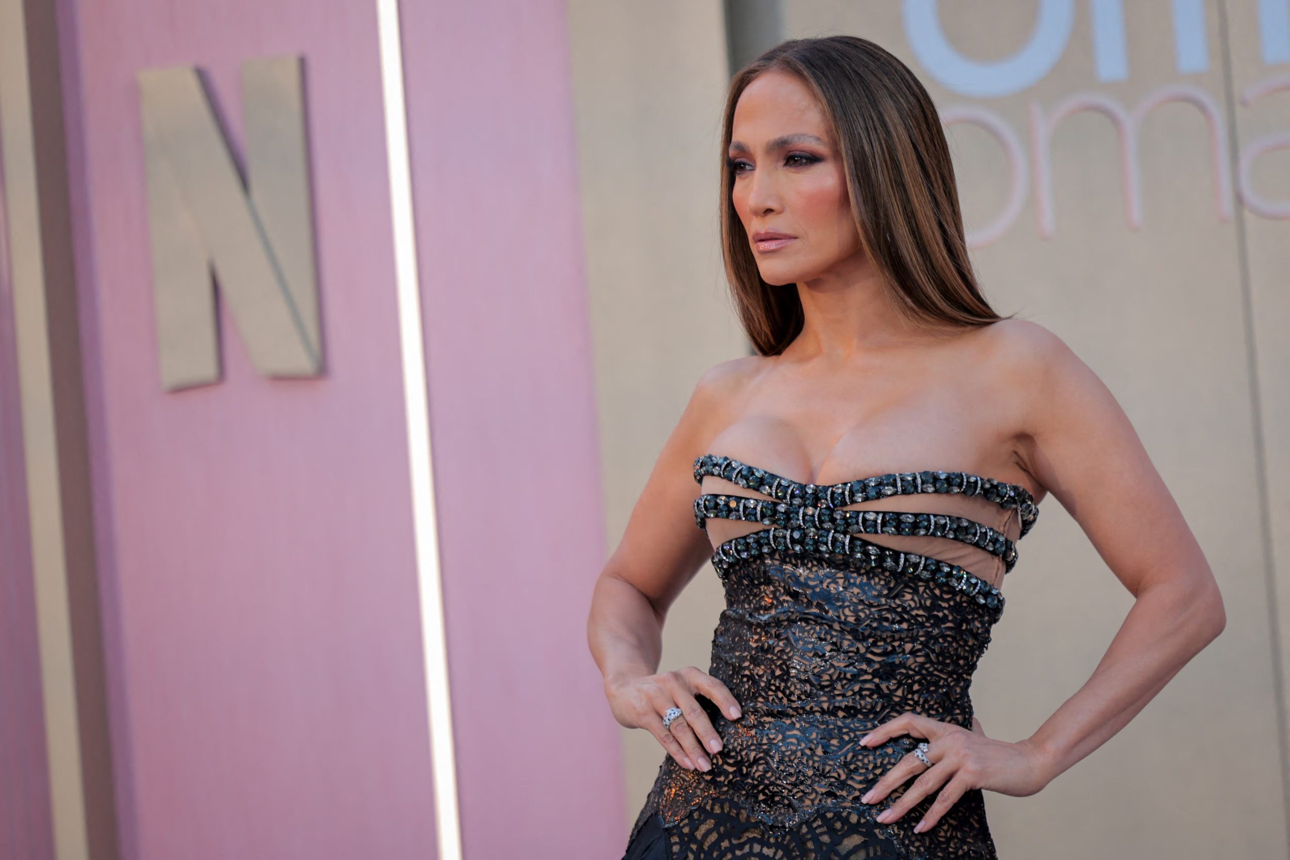 En Jimmy Kimmel Live, Jennifer Lopez afirmó tras su ruptura con Ben Affleck que ya no comprometerá su bienestar personal por una relación (Photo by ETIENNE LAURENT / AFP)
