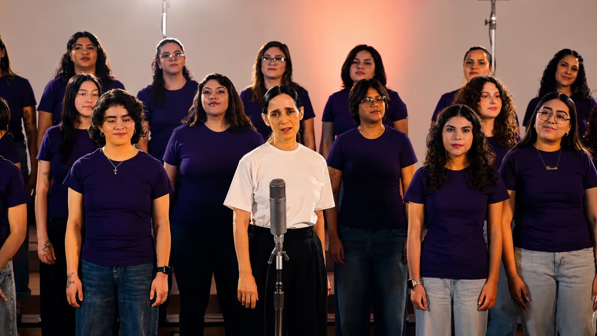 Julieta Venegas interpreta una nueva versi&oacute;n de 