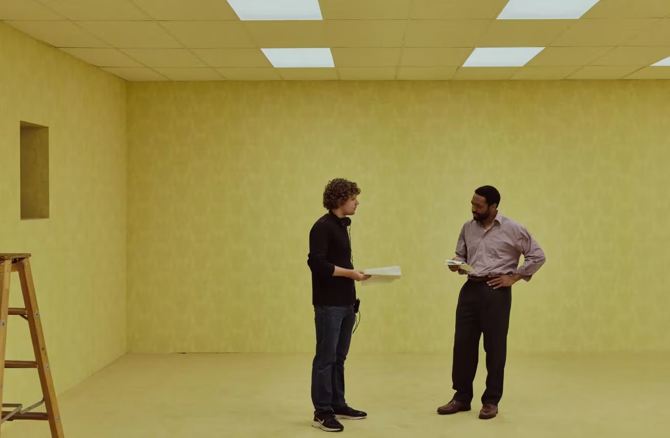 Parsons en el set de &ldquo;Backrooms&rdquo; con uno de los protagonistas de la pel&iacute;cula, Chiwetel Ejiofor (Asterios Moutsokapas/A24)
